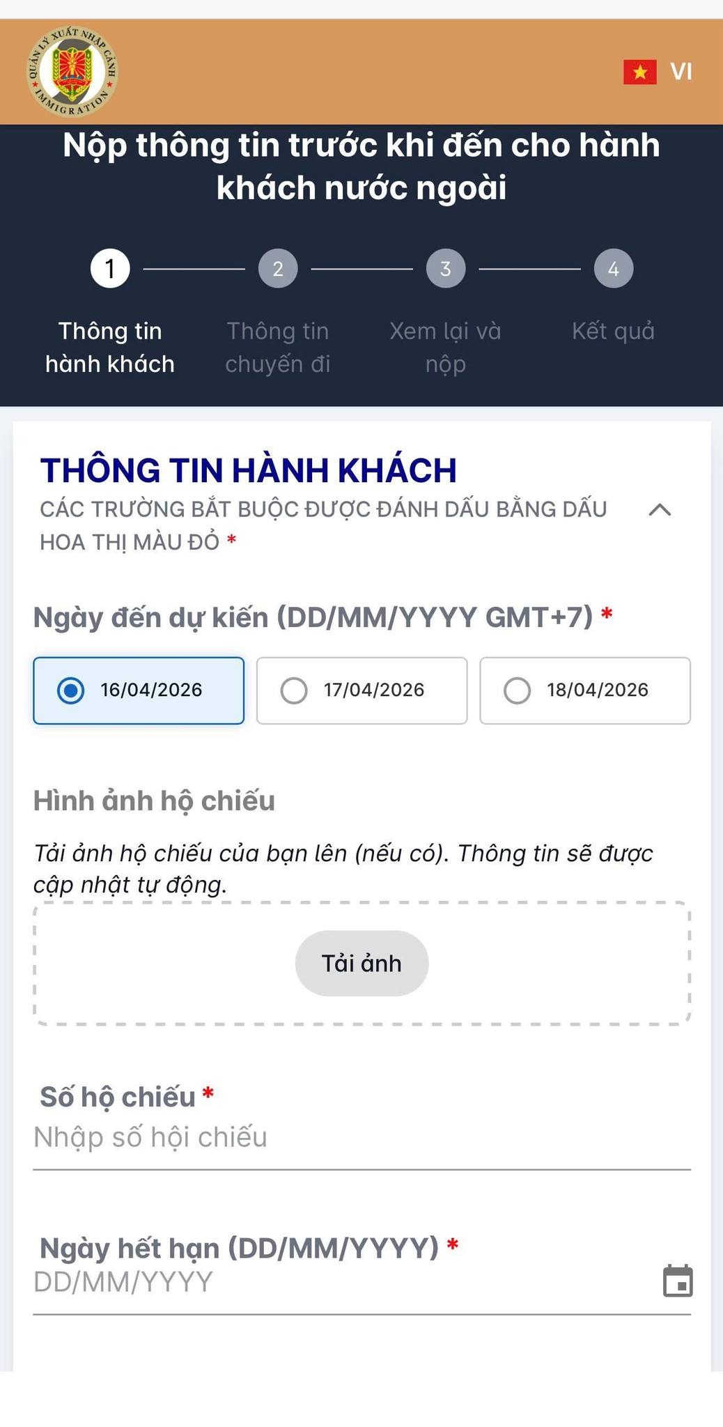 Hành khách trước khi nhập cảnh cần điền các thông tin trên biểu mẫu