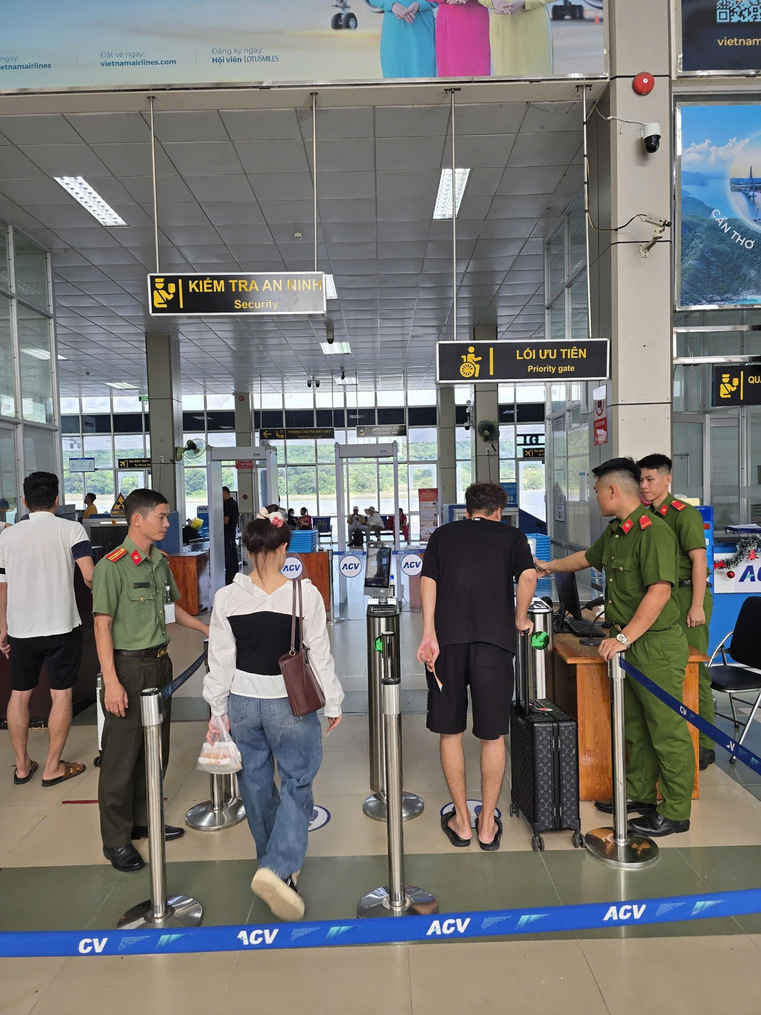 Hành khách mang quốc tịch nước ngoài và kiều bào cần khai báo thông tin trước khi nhập cảnh vào Việt Nam tại sân bay Quốc tế Tân Sơn Nhất