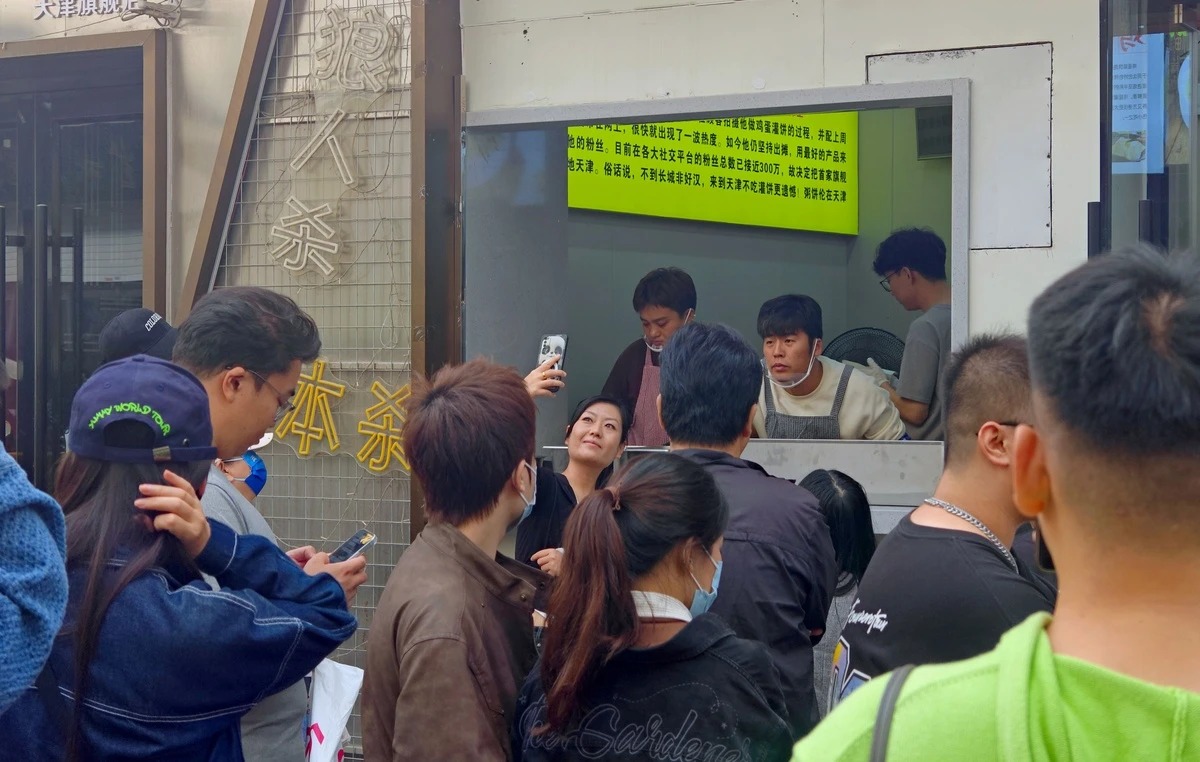 Khi trở nên nổi tiếng, nhiều người tìm đến tiệm bánh của anh chàng 