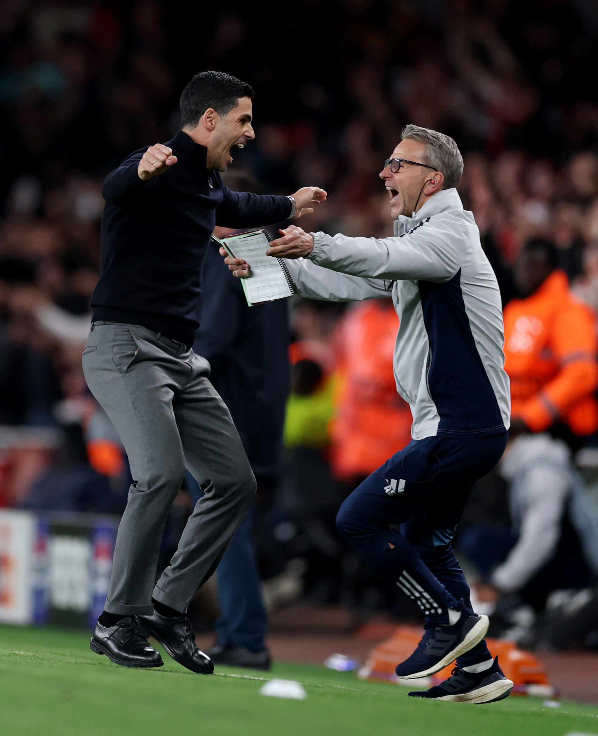 Mikel Arteta hạnh phúc ăn mừng (Ảnh: Getty)