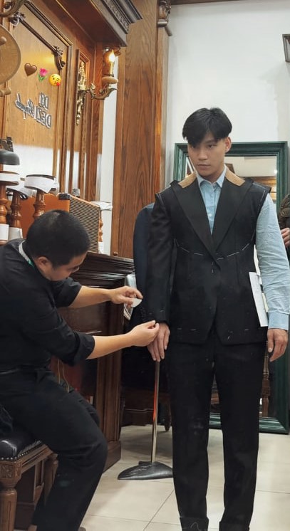 Văn Thanh đi thử vest