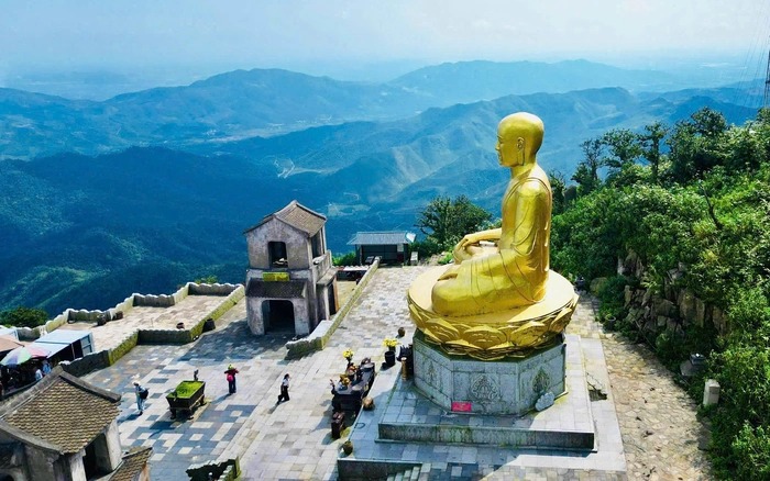 Tượng Phật Hoàng Trần Nhân Tông được đúc bằng đồng nguyên khối, cao 15 m, nặng 138 tấn, tọa lạc trên đỉnh An Kỳ Sinh (Yên Tử, Quảng Ninh) có độ cao 900 m so với mặt nước biển 