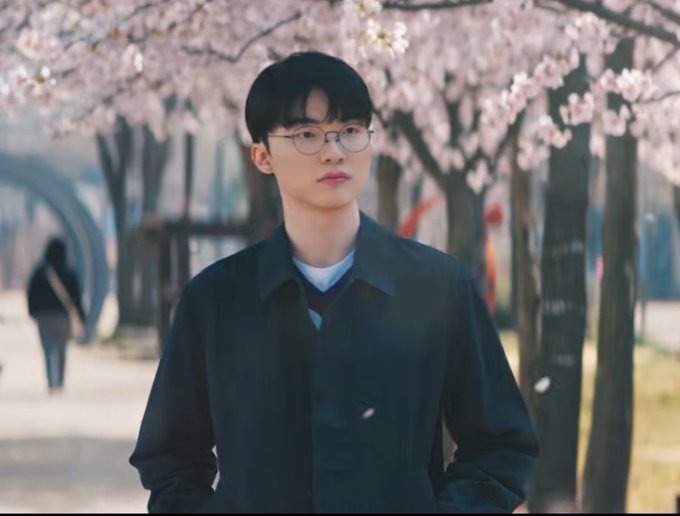 Faker xuất hiện với nhan sắc điển trai 