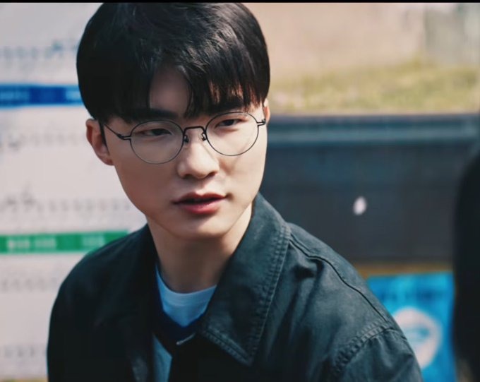 Faker nắm tay tỏ tình Karina (aespa)