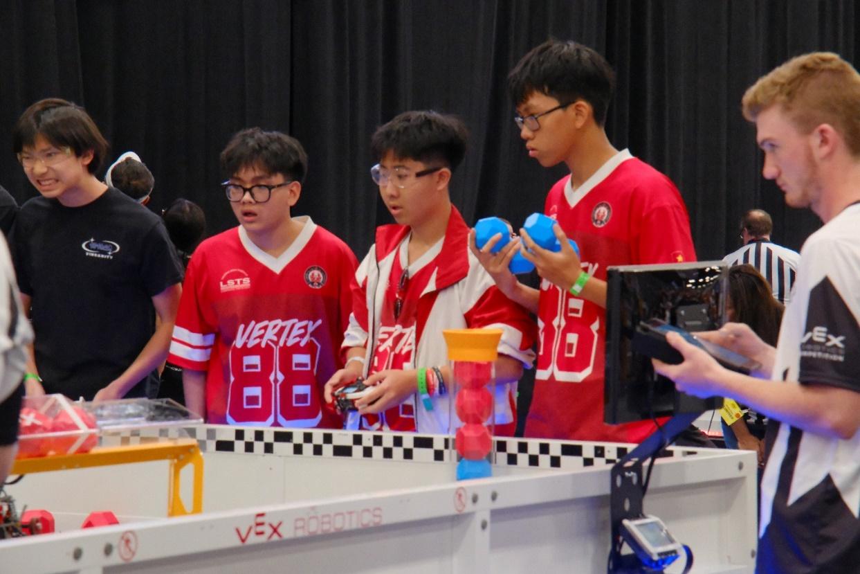 Team 50922S – LSTS Vertex thi đấu và hoàn thiện chiến thuật tại VEX Worlds 2026.