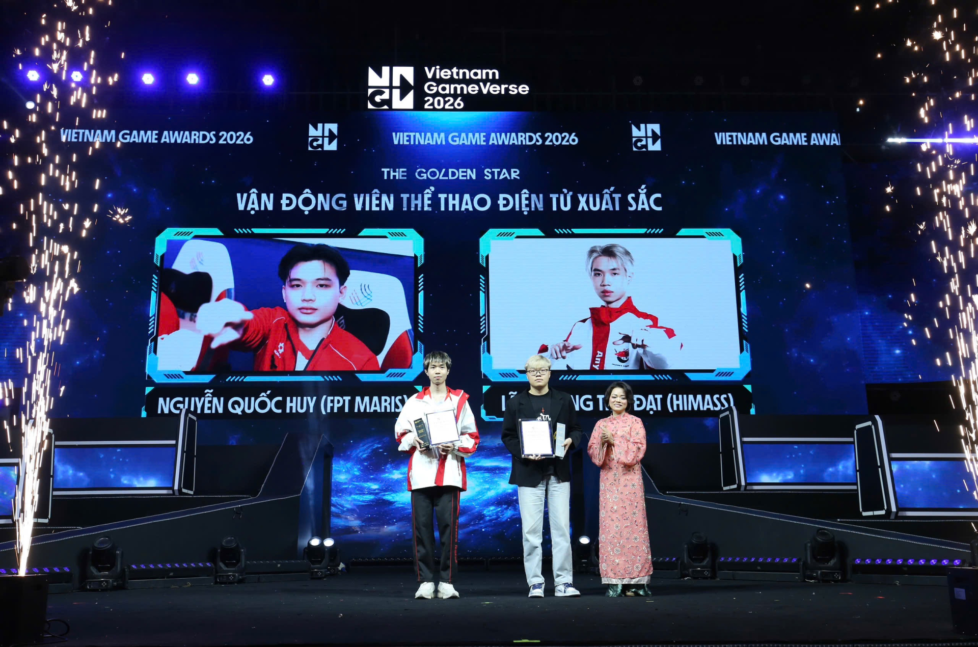 Lã Phương Tiến Đạt (Himass) và Nguyễn Quốc Huy (Maris) đồng nhận giải VĐV thể thao điện tử xuất sắc