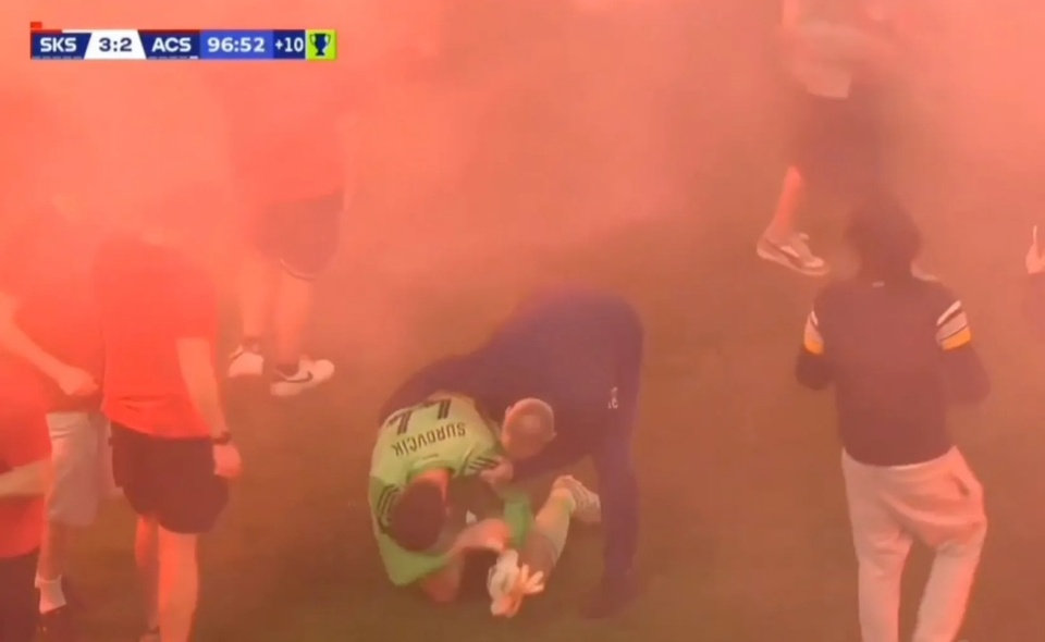 Kinh hoàng cảnh hỗn loạn trận derby: Hàng trăm CĐV lao xuống sân ném pháo sáng mù mịt, một thủ môn bị tấn công