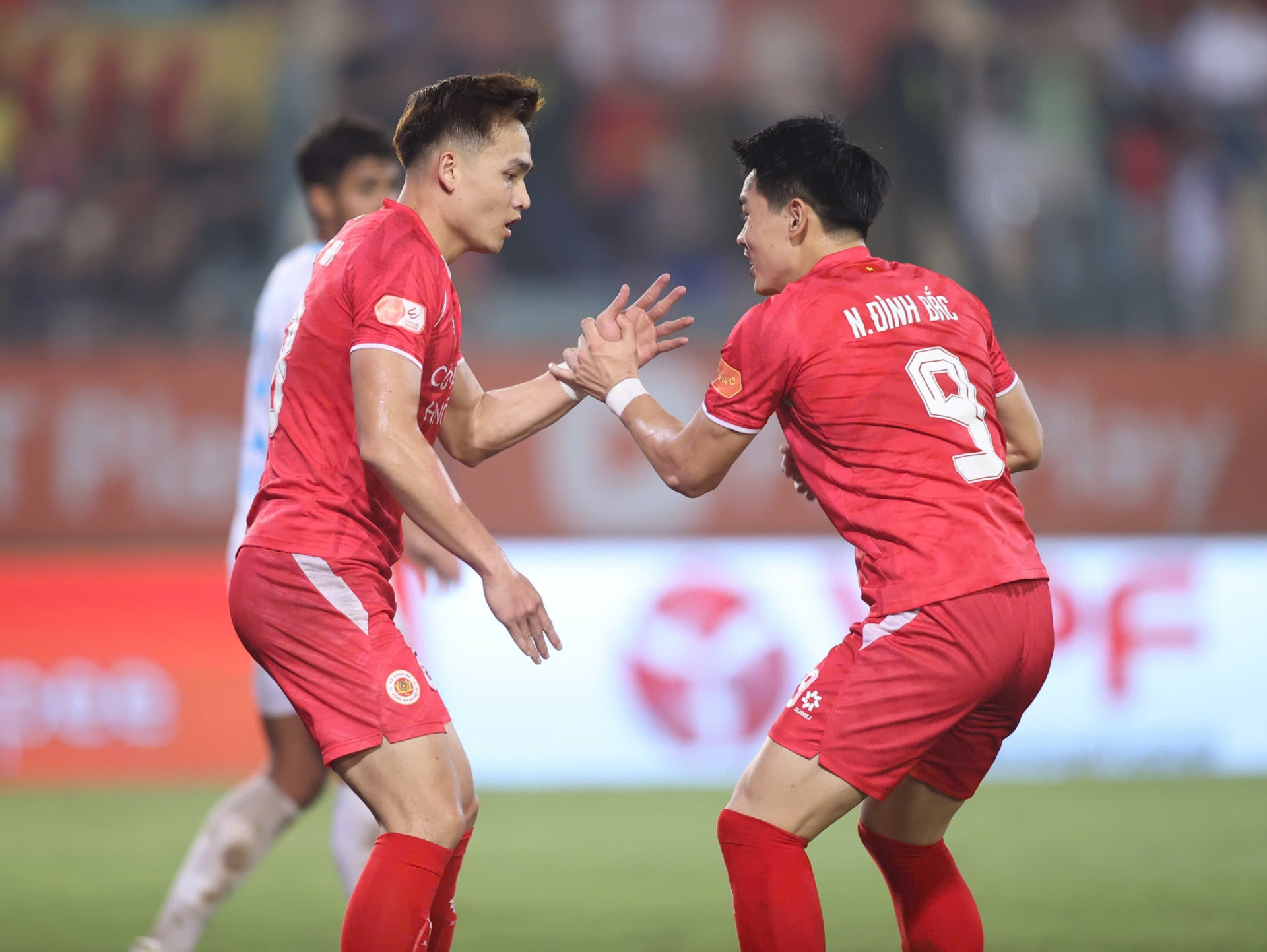 Với đường chuyền vượt tuyến từ đồng đội, tuyển thủ quốc gia này xử lý cực kỳ bình tĩnh, loại bỏ hoàn toàn thủ thành Liêm Điều để dứt điểm vào khung thành 
