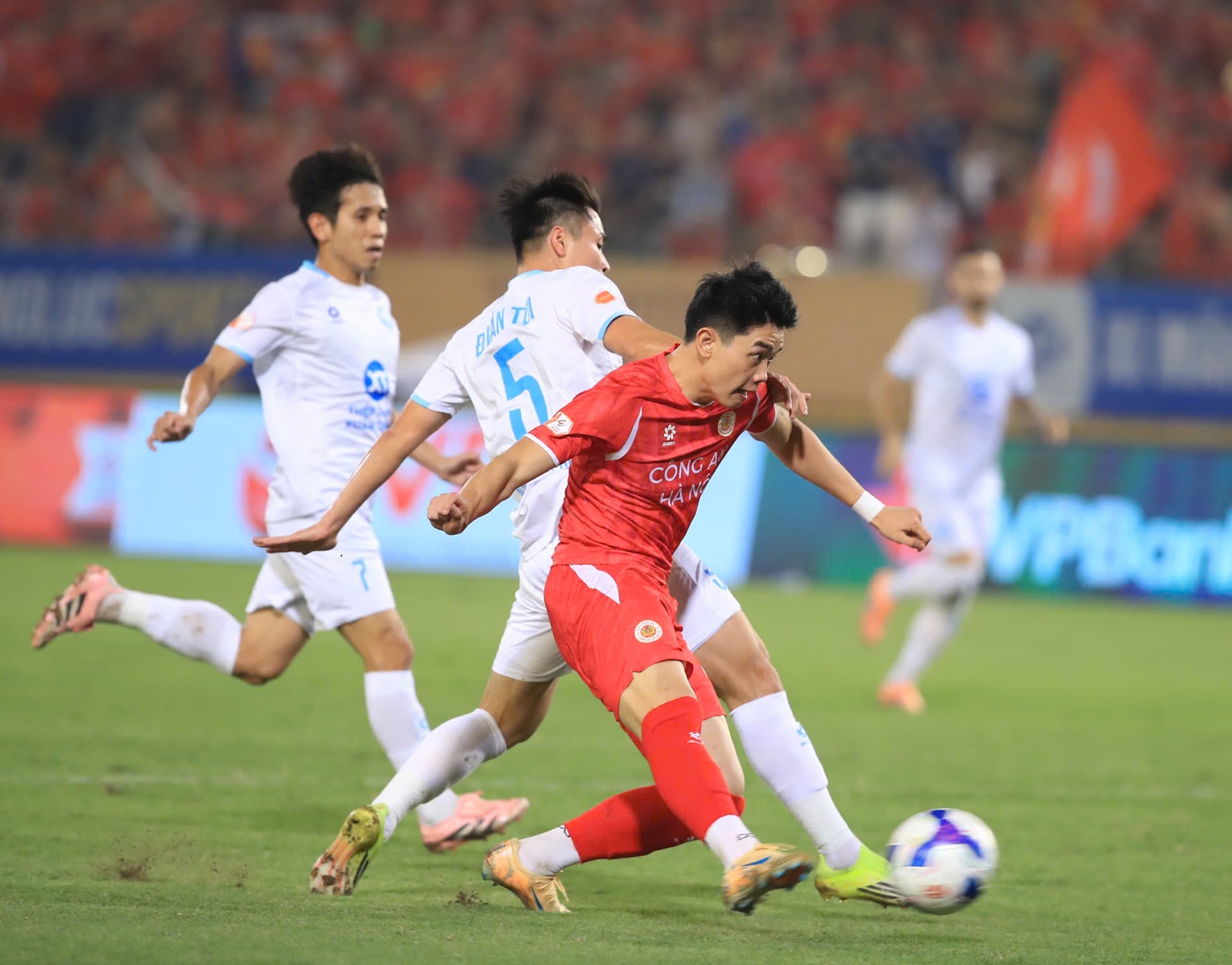 Ngay phút thứ 7 trận gặp Nam Định tại vòng 22 V.League, Nguyễn Đình Bắc đã đưa CAHN vươn lên dẫn trước