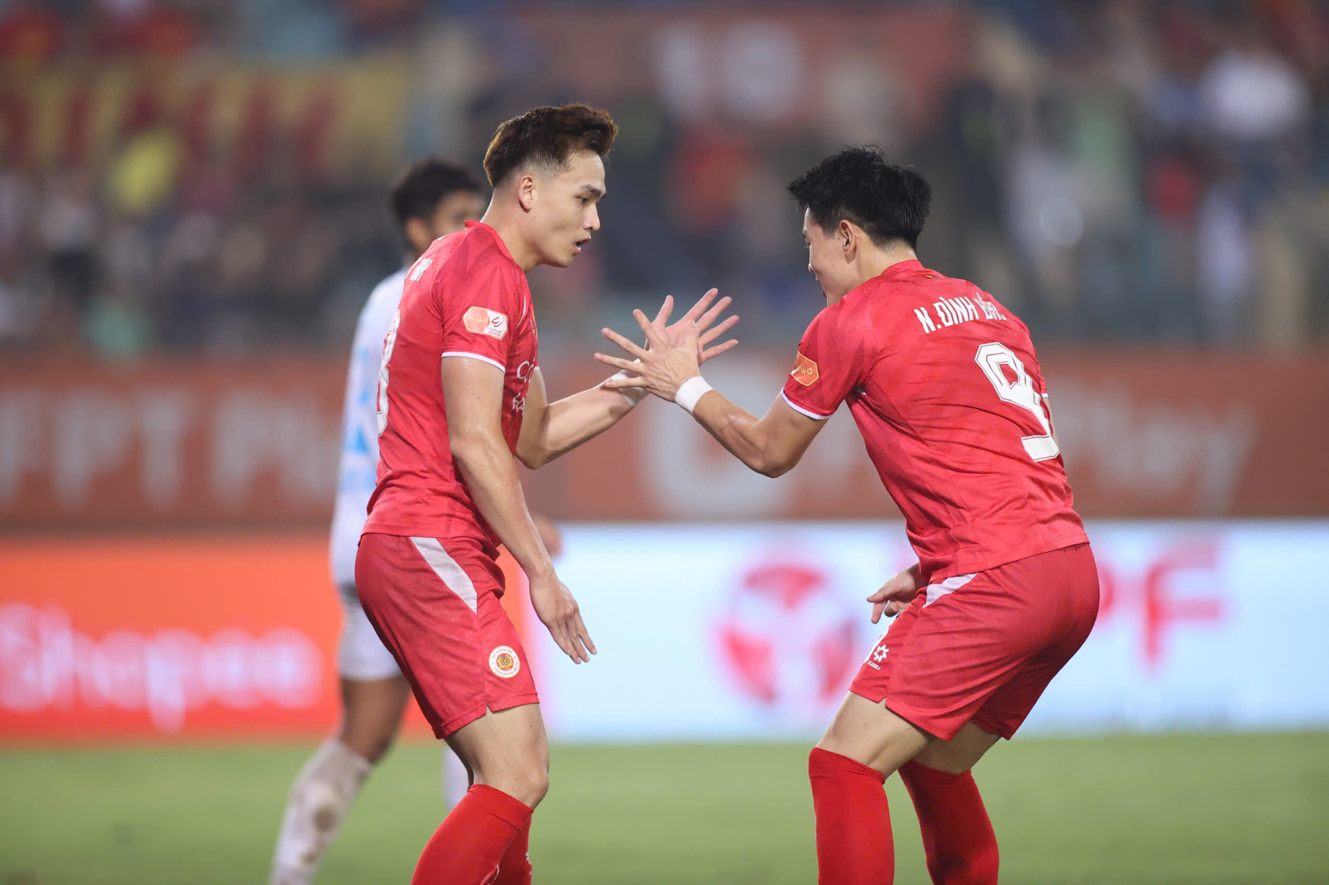 Việt Anh và Đình Bắc mừng