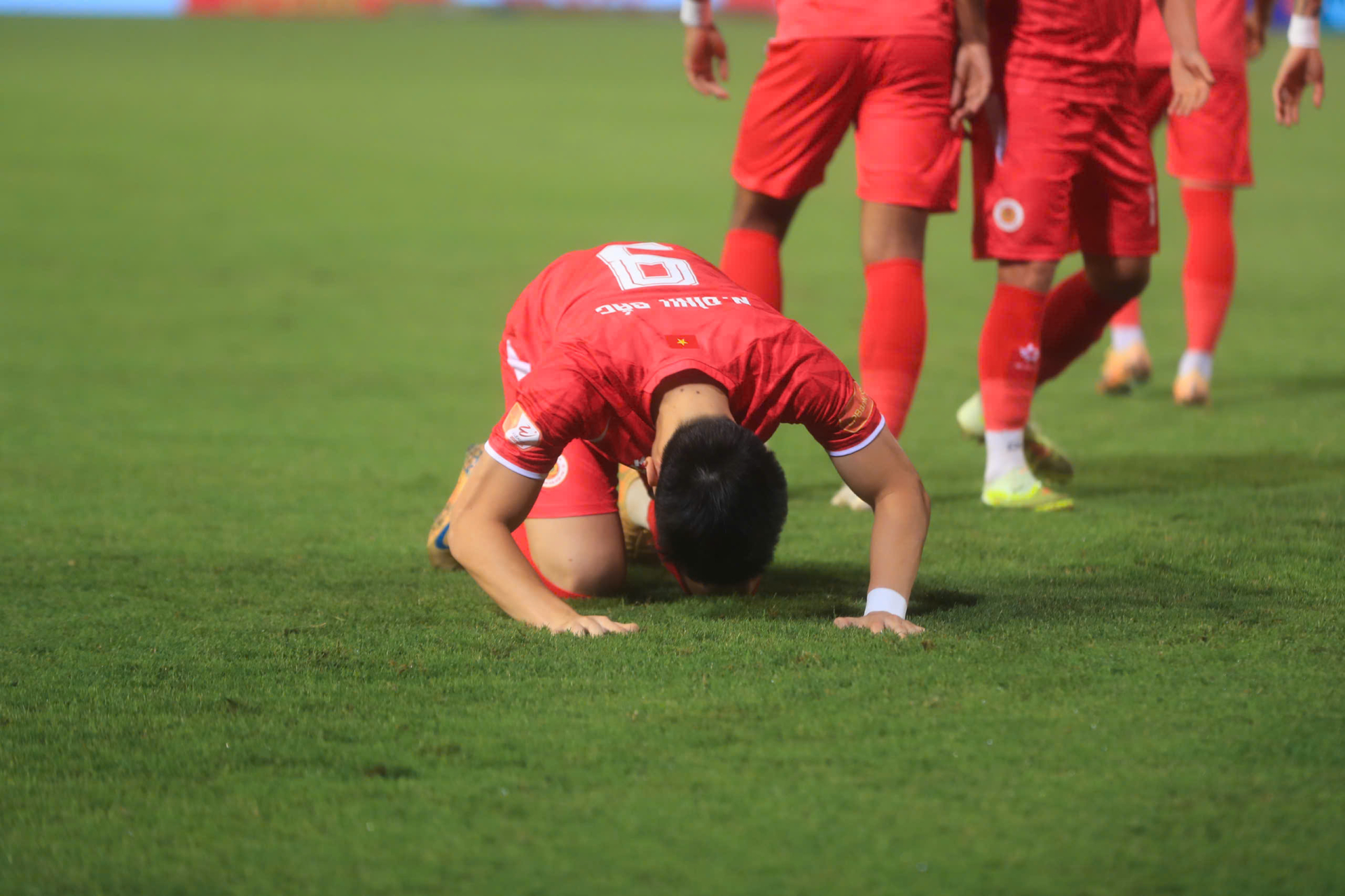 Đình Bắc quỳ lạy khi ghi bàn 
