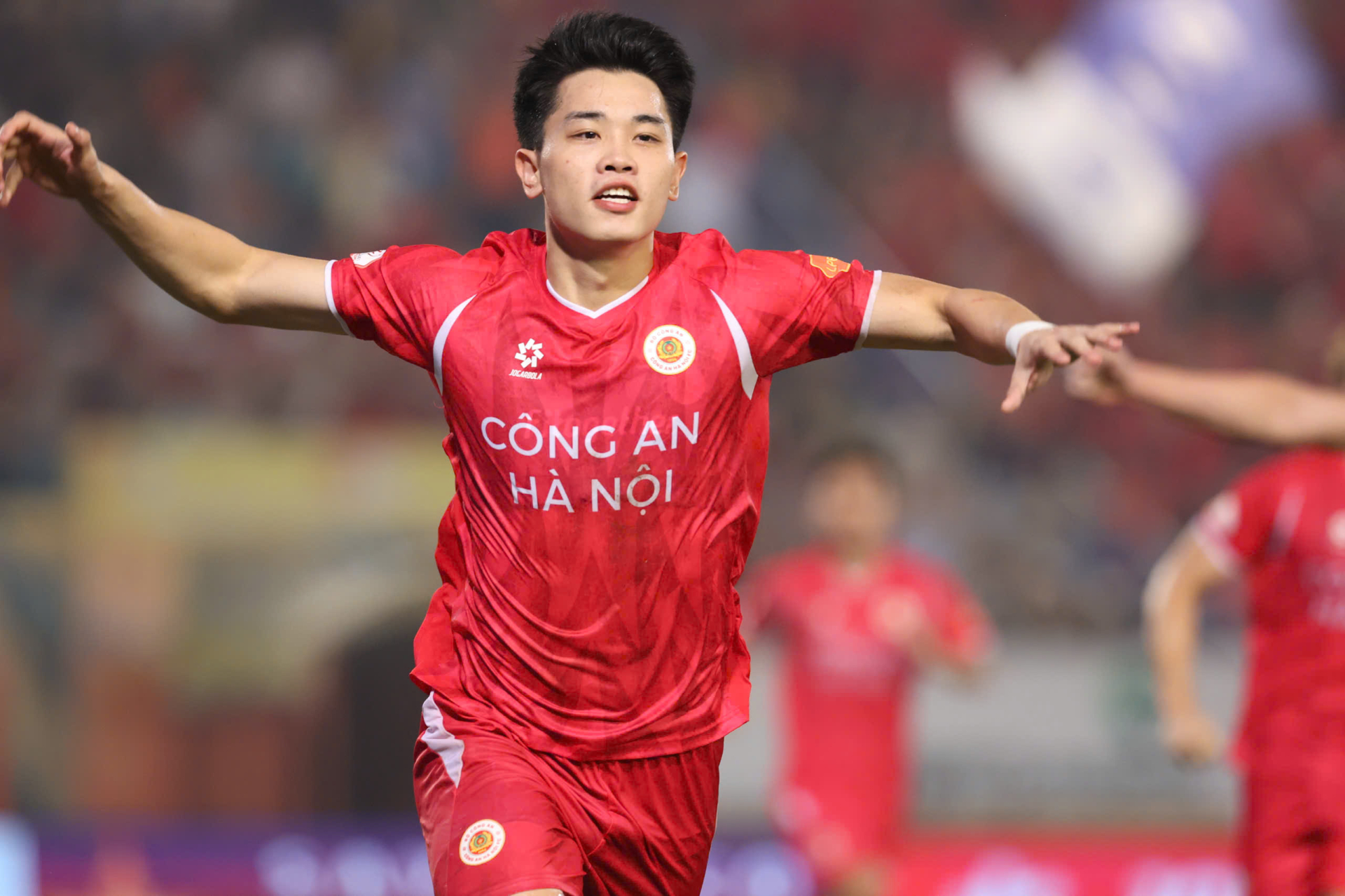 Đình Bắc sút thành công penalty phút 82
