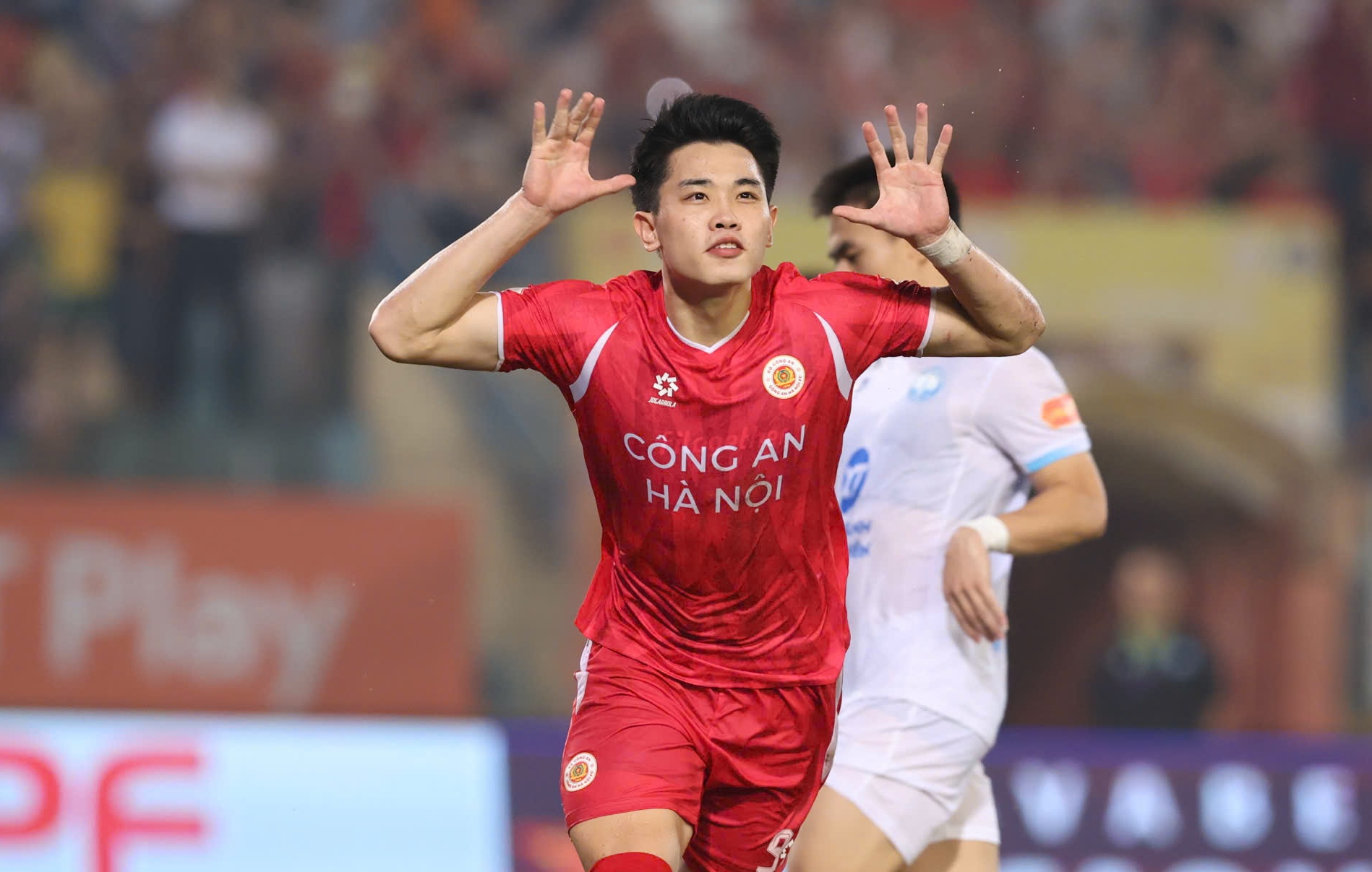 Cú đúp dành cho tiền đạo sinh năm 2004, CLB CAHN khép lại trận đấu với chiến thắng 3-2
