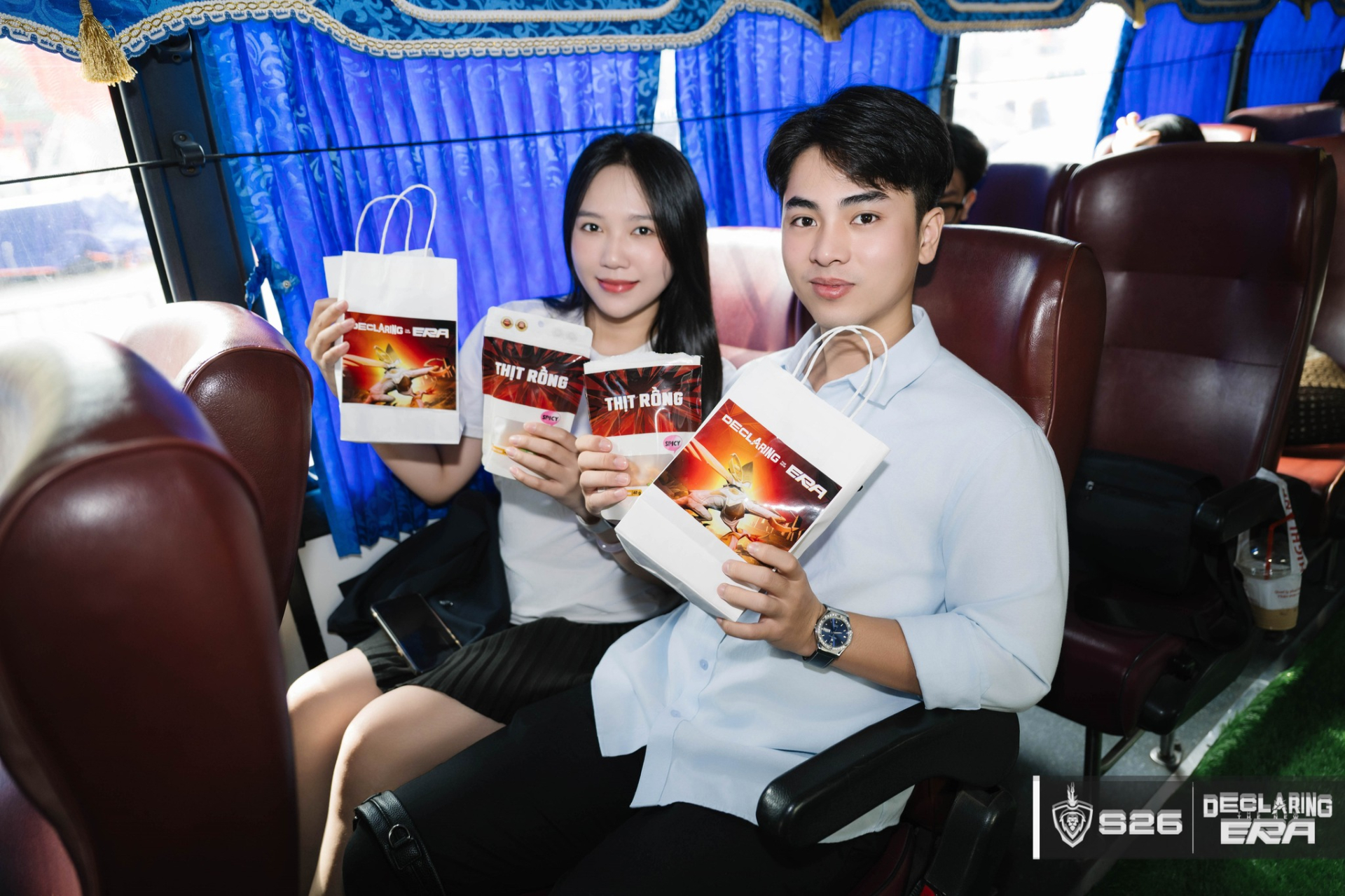   Các game thủ từ 2 đầu cầu Hà Nội và Hải Phòng lên xe Bus của BTC đi về Quảng Ninh  