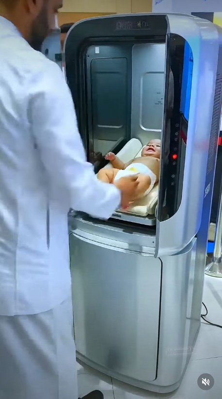 Clip robot AI cho em bé bú sữa hút 16 triệu view khiến nhiều người tranh cãi, sự thật thế nào?