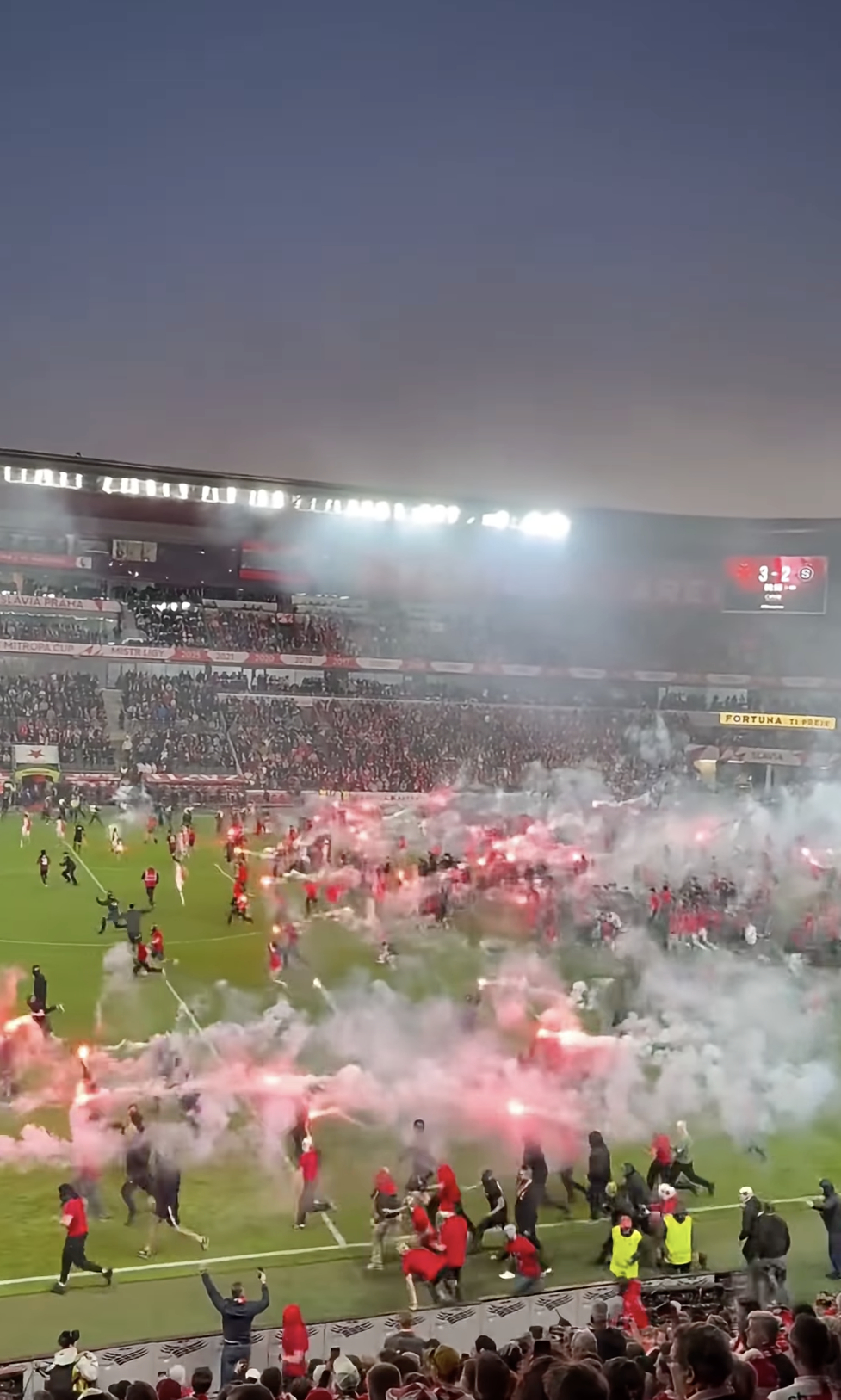 Kinh hoàng cảnh hỗn loạn trận derby: Hàng trăm CĐV lao xuống sân ném pháo sáng mù mịt, một thủ môn bị tấn công