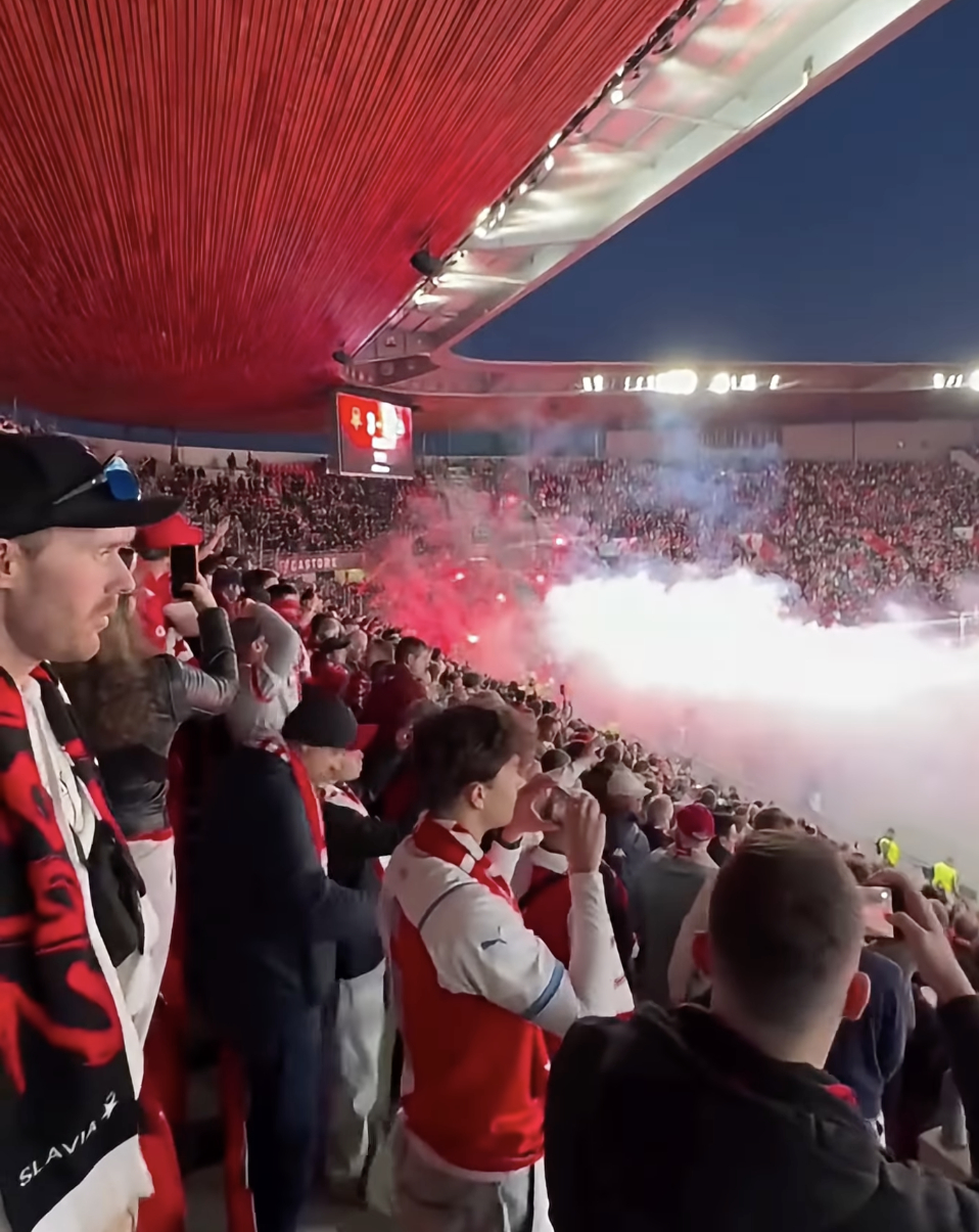 Kinh hoàng cảnh hỗn loạn trận derby: Hàng trăm CĐV lao xuống sân ném pháo sáng mù mịt, một thủ môn bị tấn công