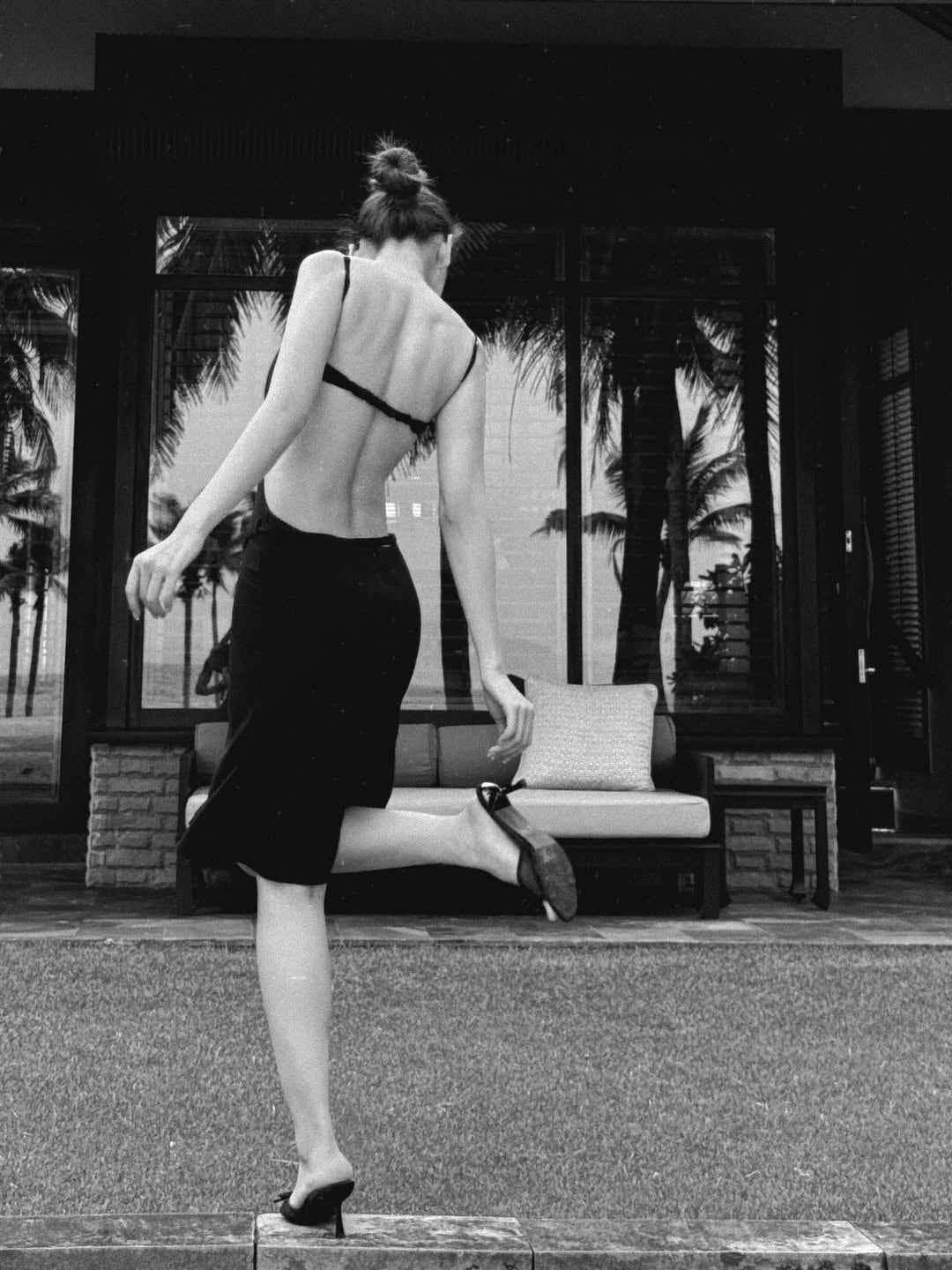 Chi Pu khoe lưng trần nuột nà mướt mắt, hóa ra bí mật nằm ở bài tập quen thuộc này!