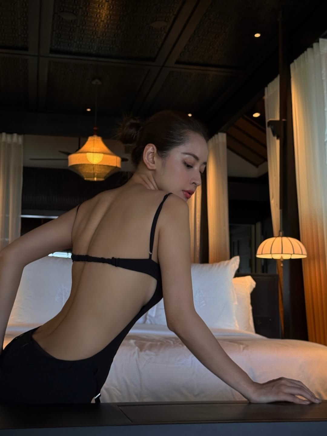 Chi Pu khoe lưng trần nuột nà mướt mắt, hóa ra bí mật nằm ở bài tập quen thuộc này!