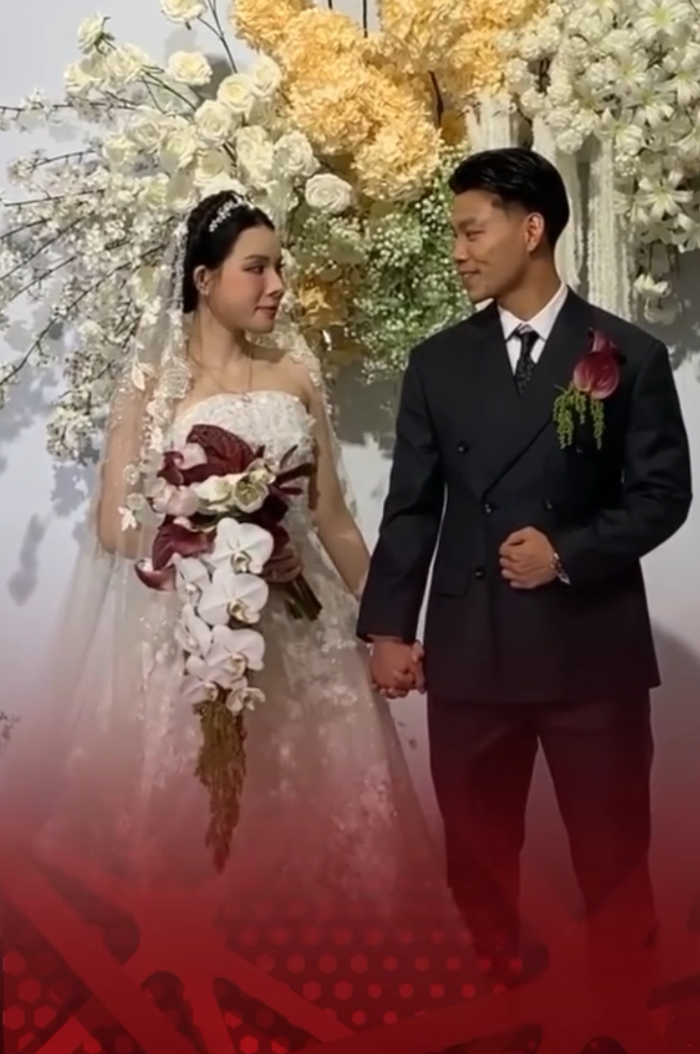 Văn Thanh nắm tay vợ trong ngày cưới (Ảnh: Bongdaplus) 