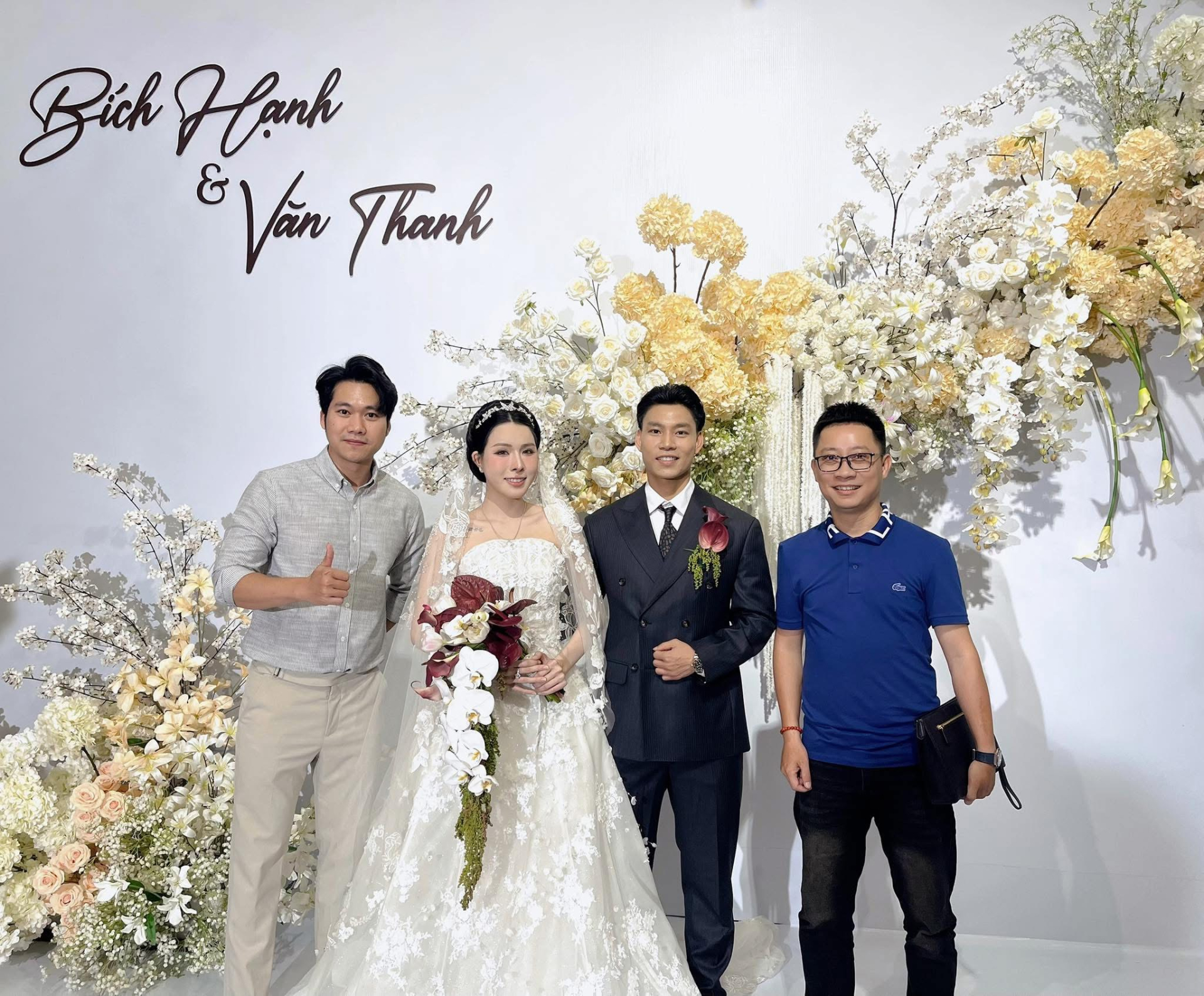 Cô dâu chú rể chụp ảnh với khách mời (Ảnh: Tommy Tống) 