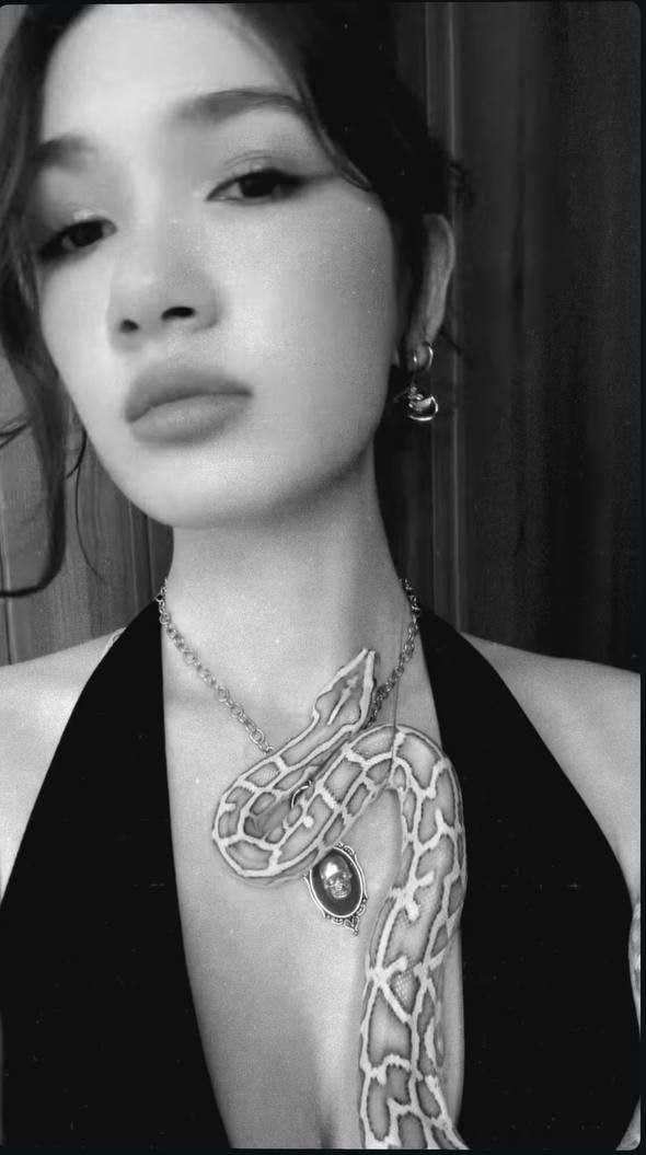 Em gái chân dài của thủ môn Lâm Tây lột xác ngoại hình táo bạo, còn đâu vẻ nàng thơ thường thấy