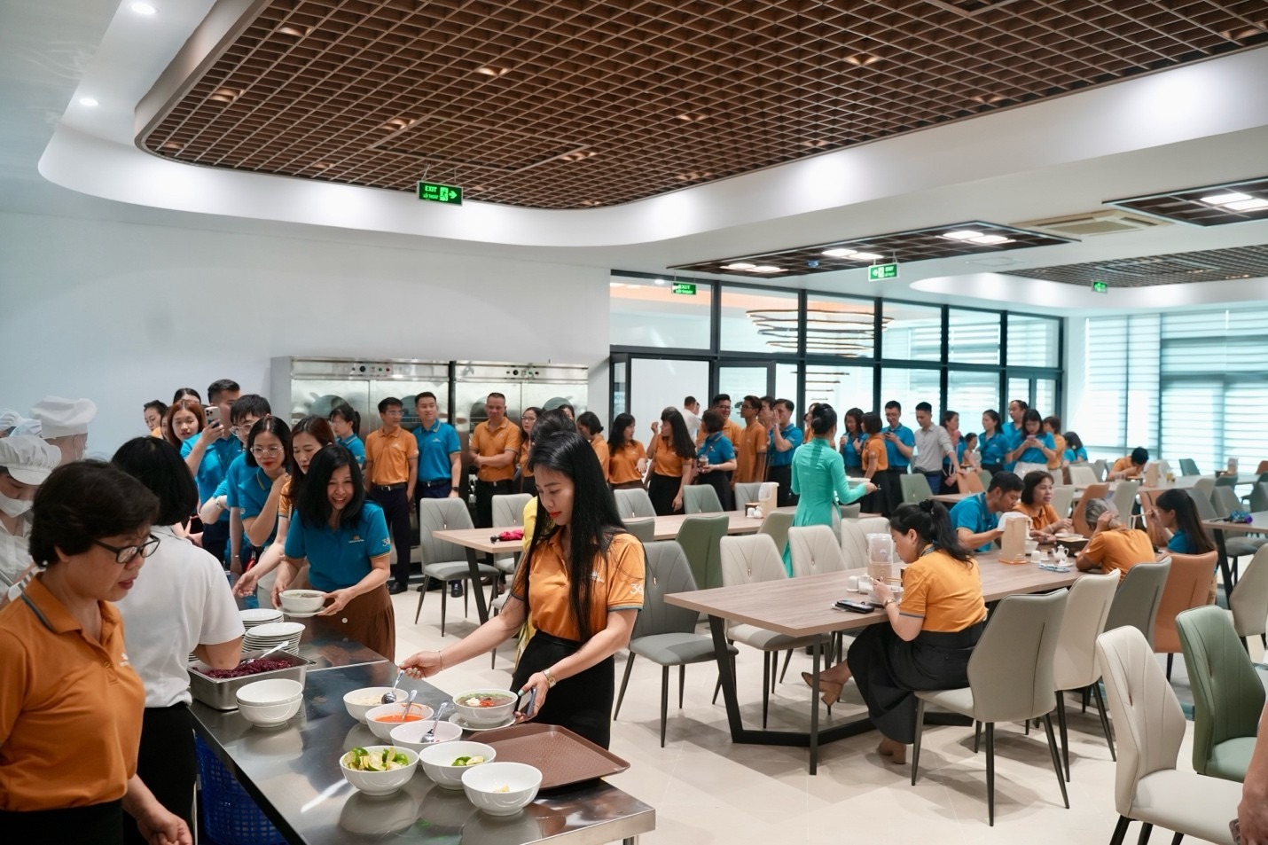 Cán bộ nhân viên và tiếp viên hàng không của Vietnam Airlines dùng bữa tại Sky Lounge