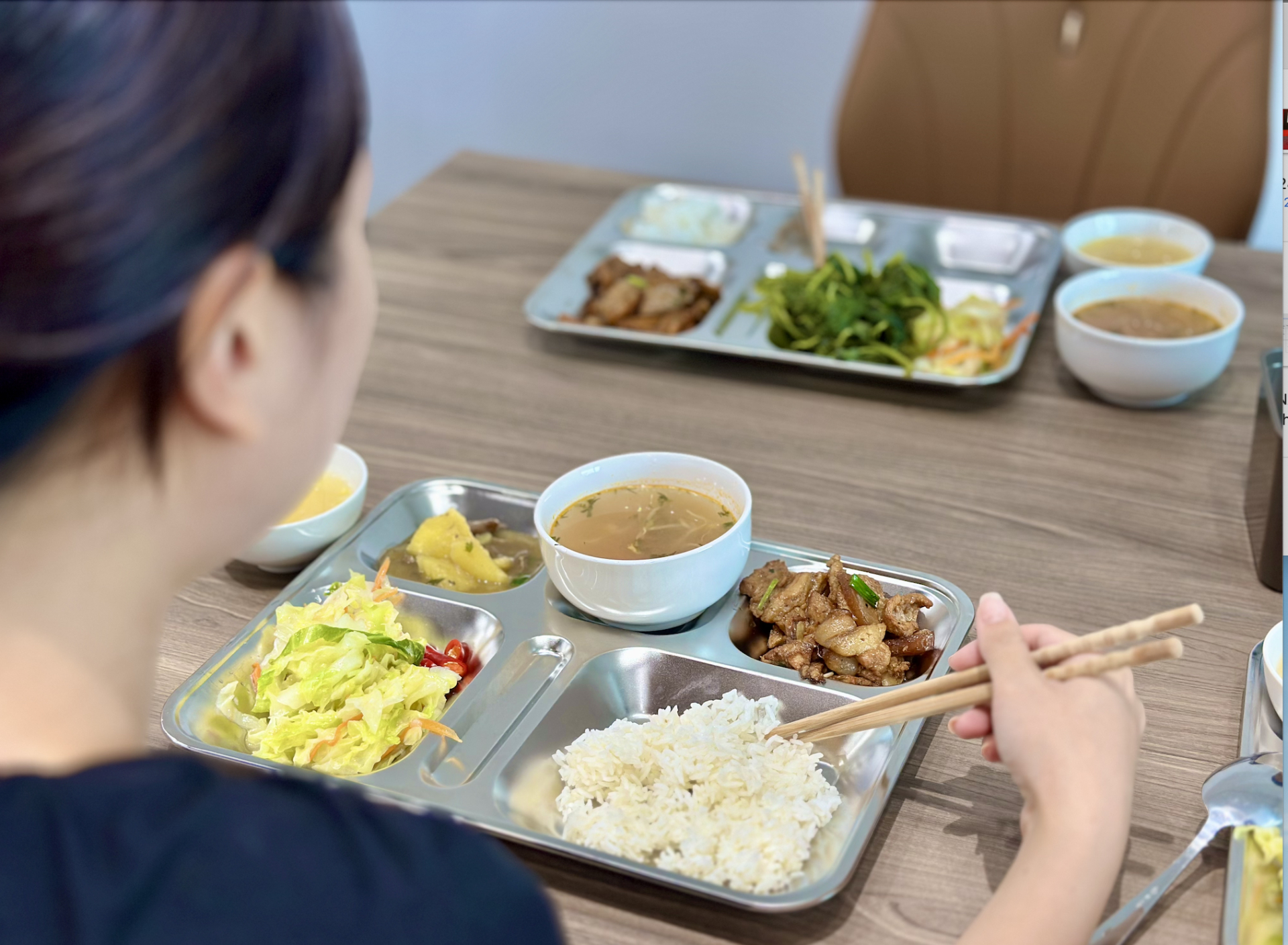 Đột nhập Sky Lounge: Bữa ăn 38.000 đồng của tiếp viên hàng không Vietnam Airlines có gì?