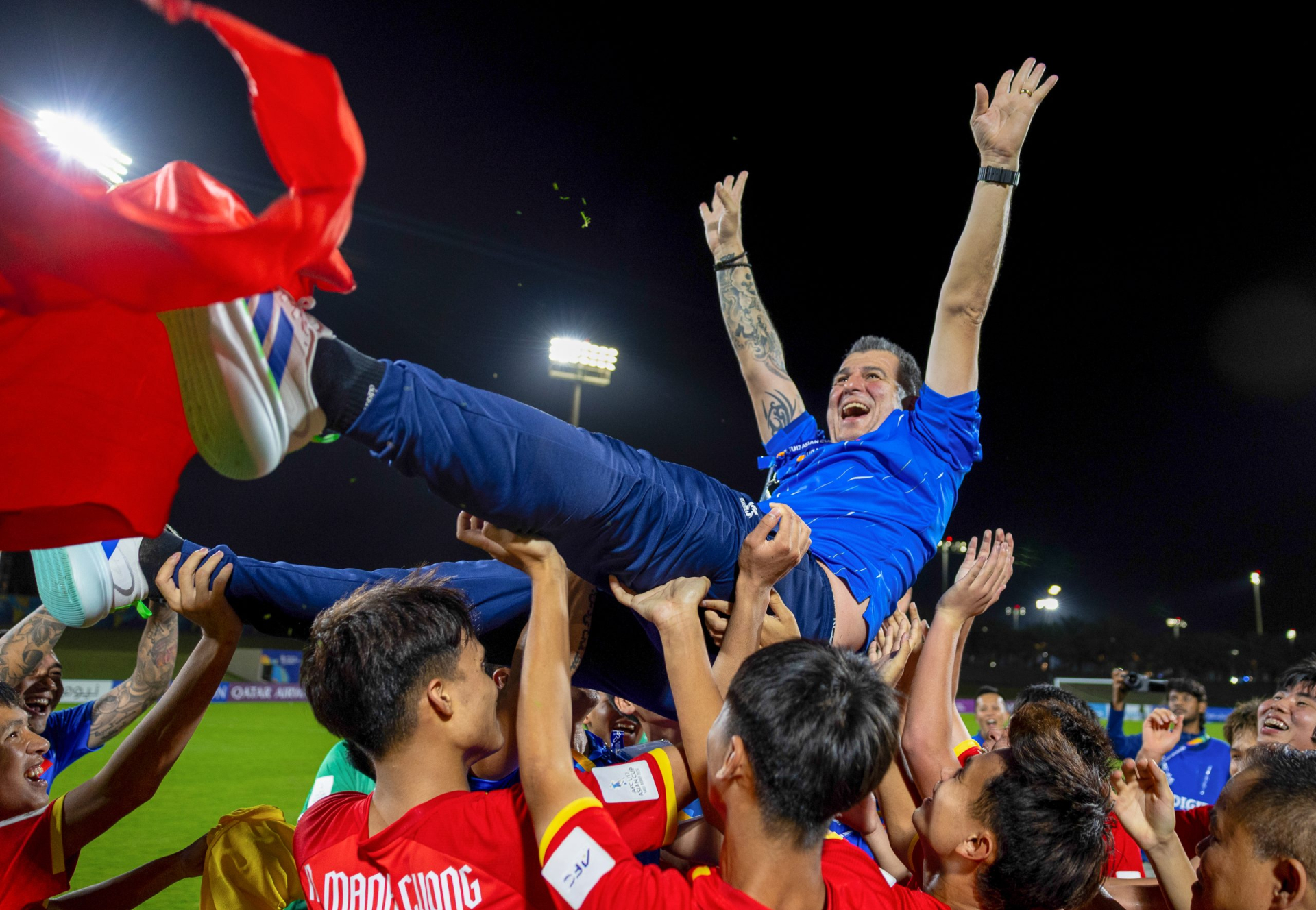 U17 Việt Nam tung HLV Roland lên ăn mừng vé dự World Cup