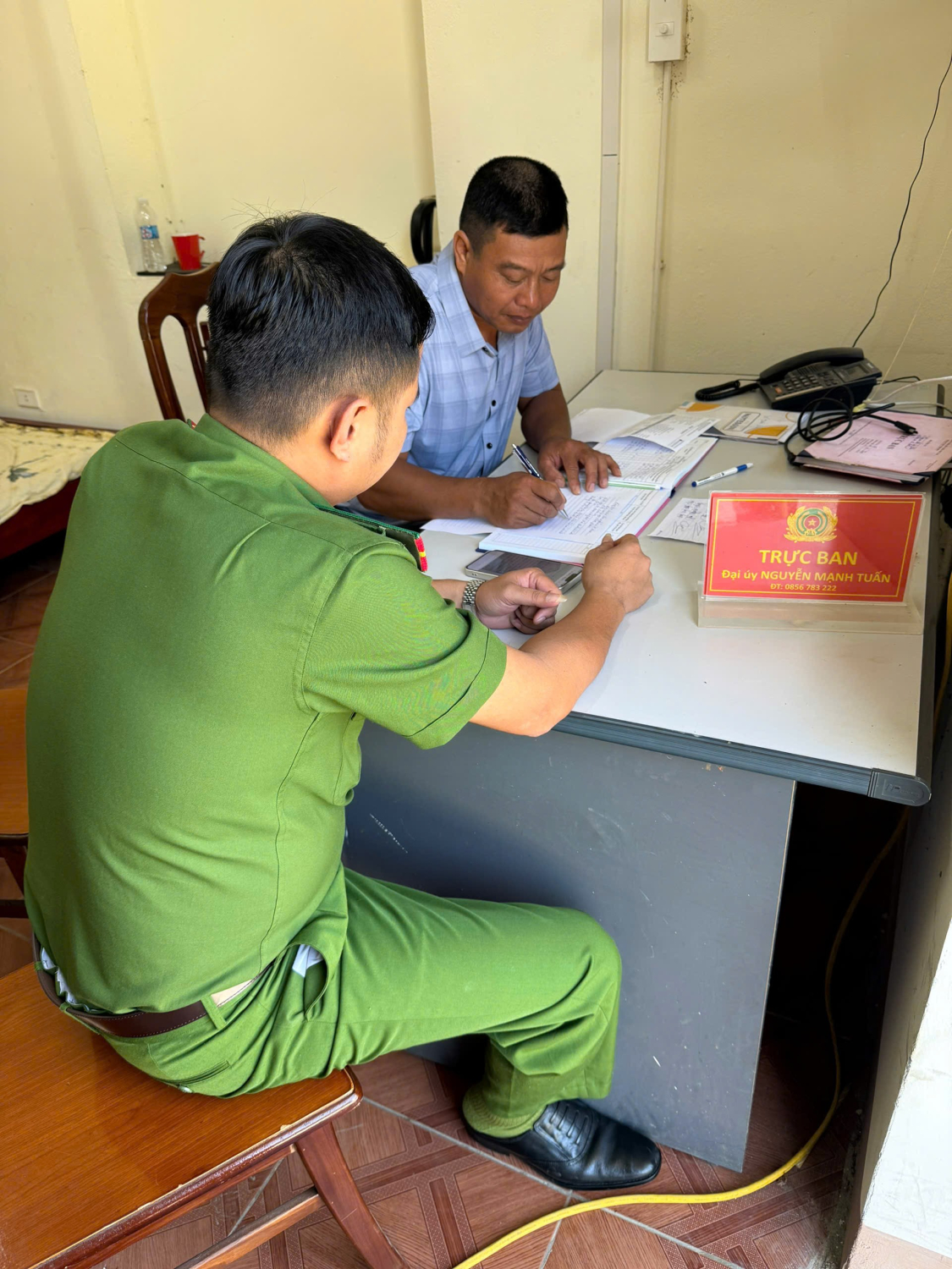 Công an trực ban ghi nhận vụ việc và hướng dẫn anh cung cấp thông tin Vũ Viết Hoàng