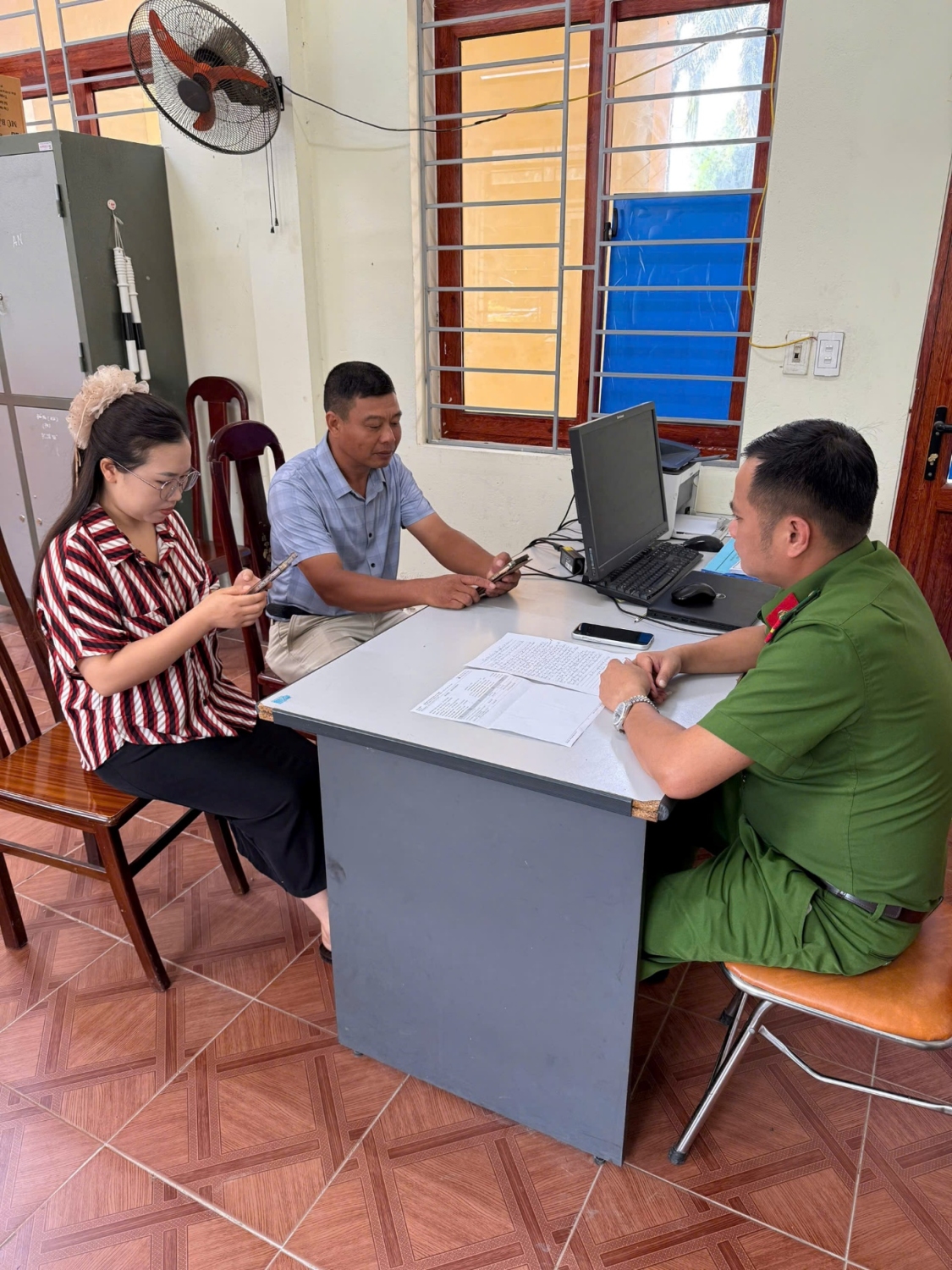 Chị Giàng Thị Cu chuyển tiền trả lại anh Hoàng dưới sự chứng kiến của Công an xã