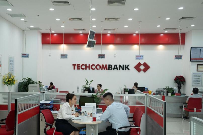Khách hàng Techcombank sẽ phải chịu phí nếu thực hiện chuyển tiền trực tiếp tại quầy thay vì dùng ứng dụng.