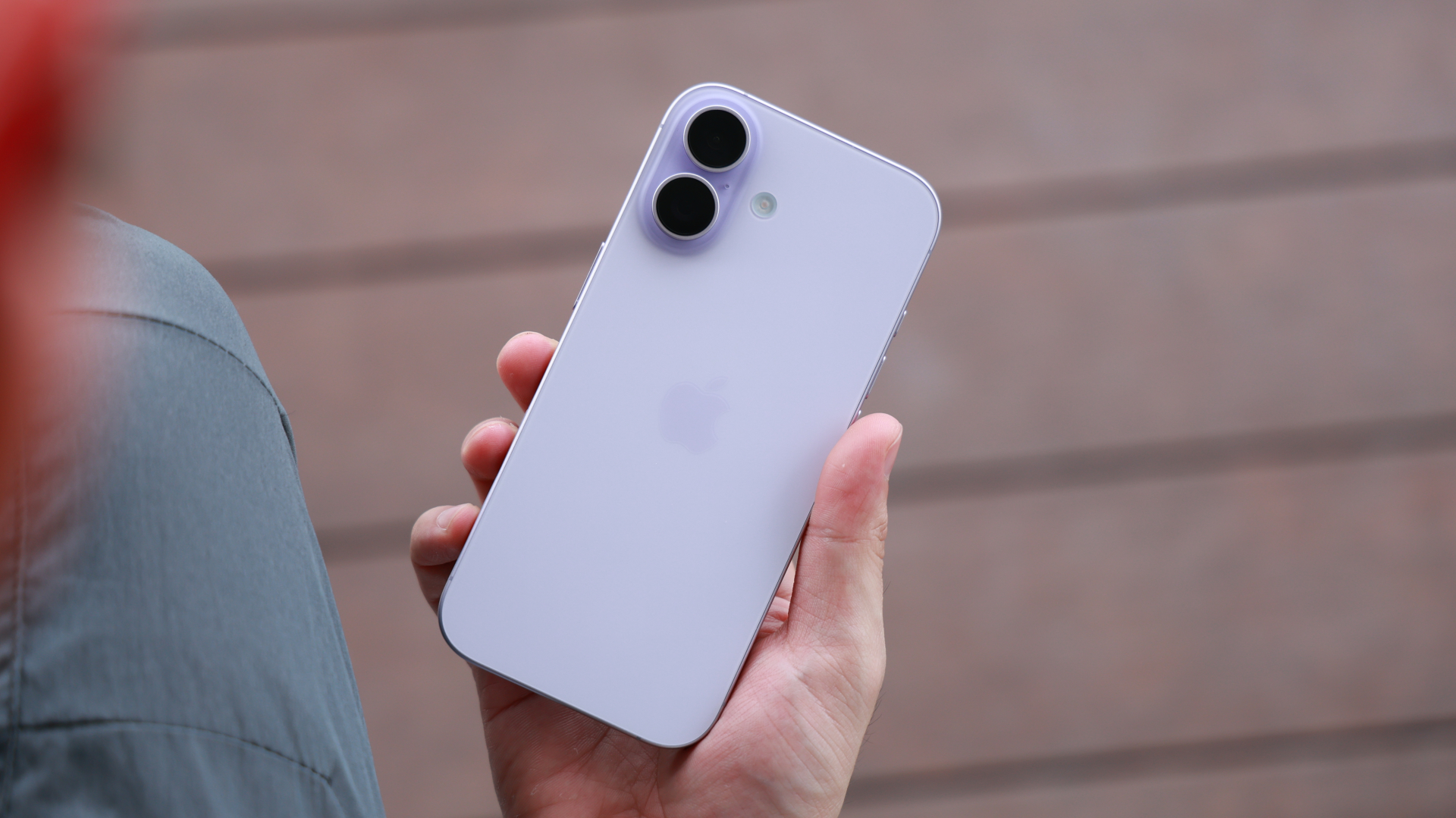 Người Việt mê iPhone 17 Pro Max, thế giới thích iPhone giá rẻ