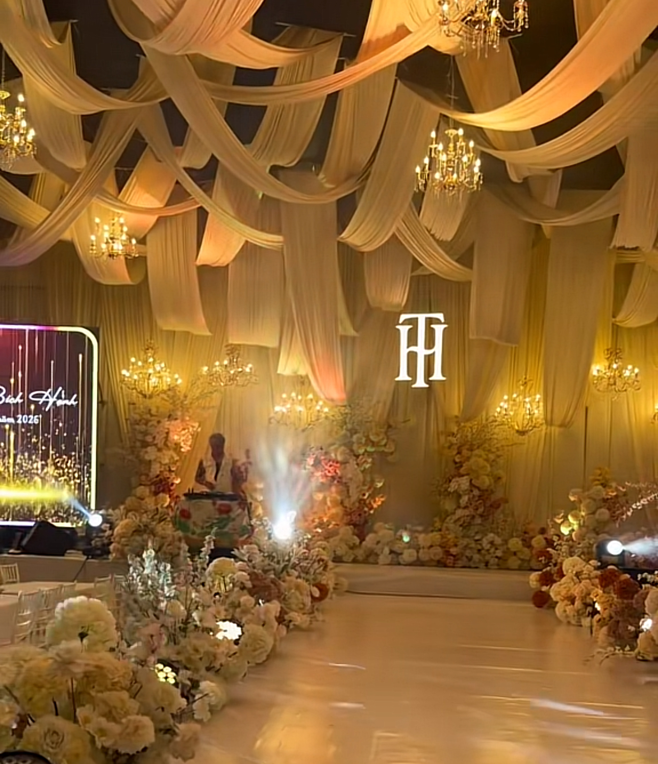 Không khí tưng bừng ở nhà trai tối qua 15/5 