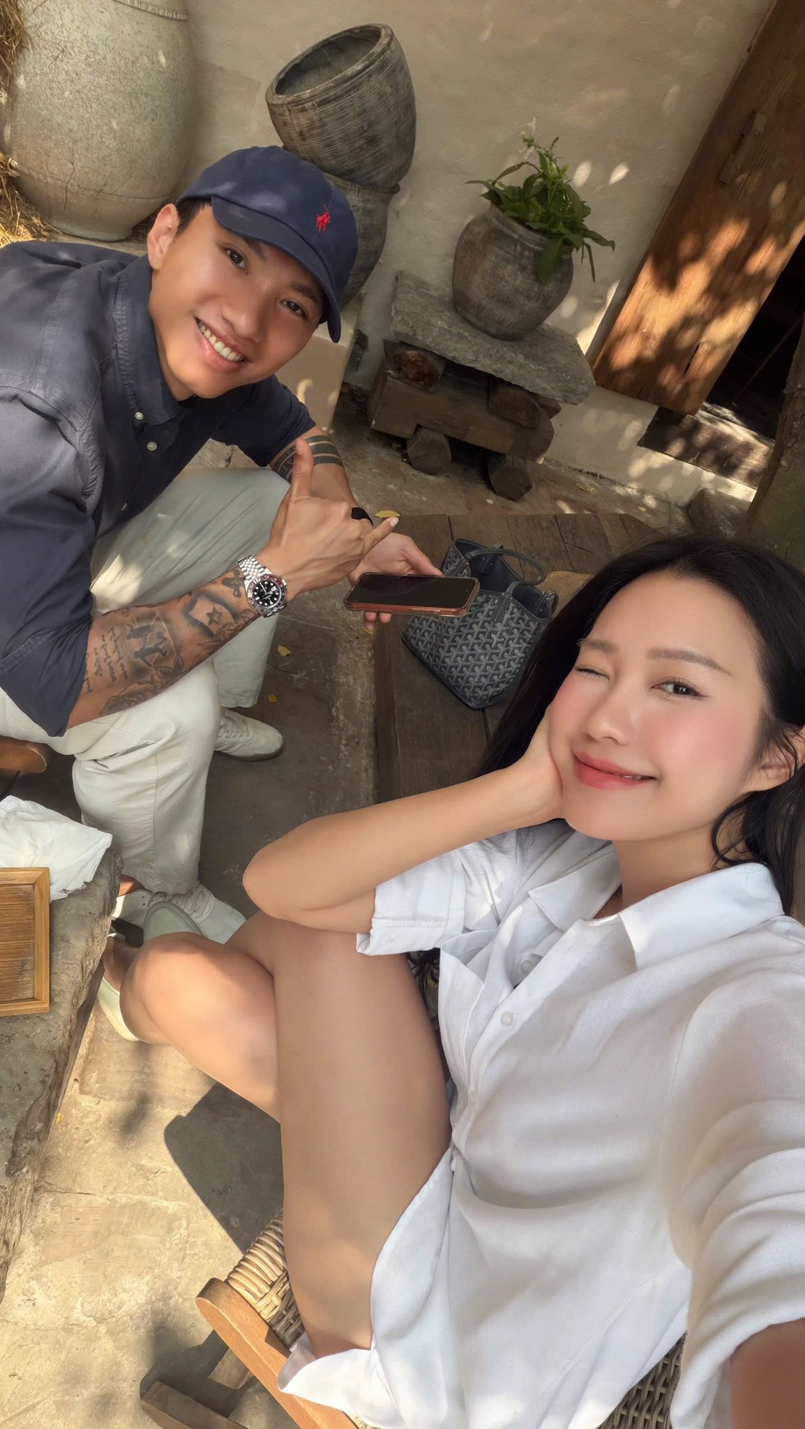 Văn Hậu bận thi đấu vẫn tranh thủ đi cafe hẹn hò với vợ