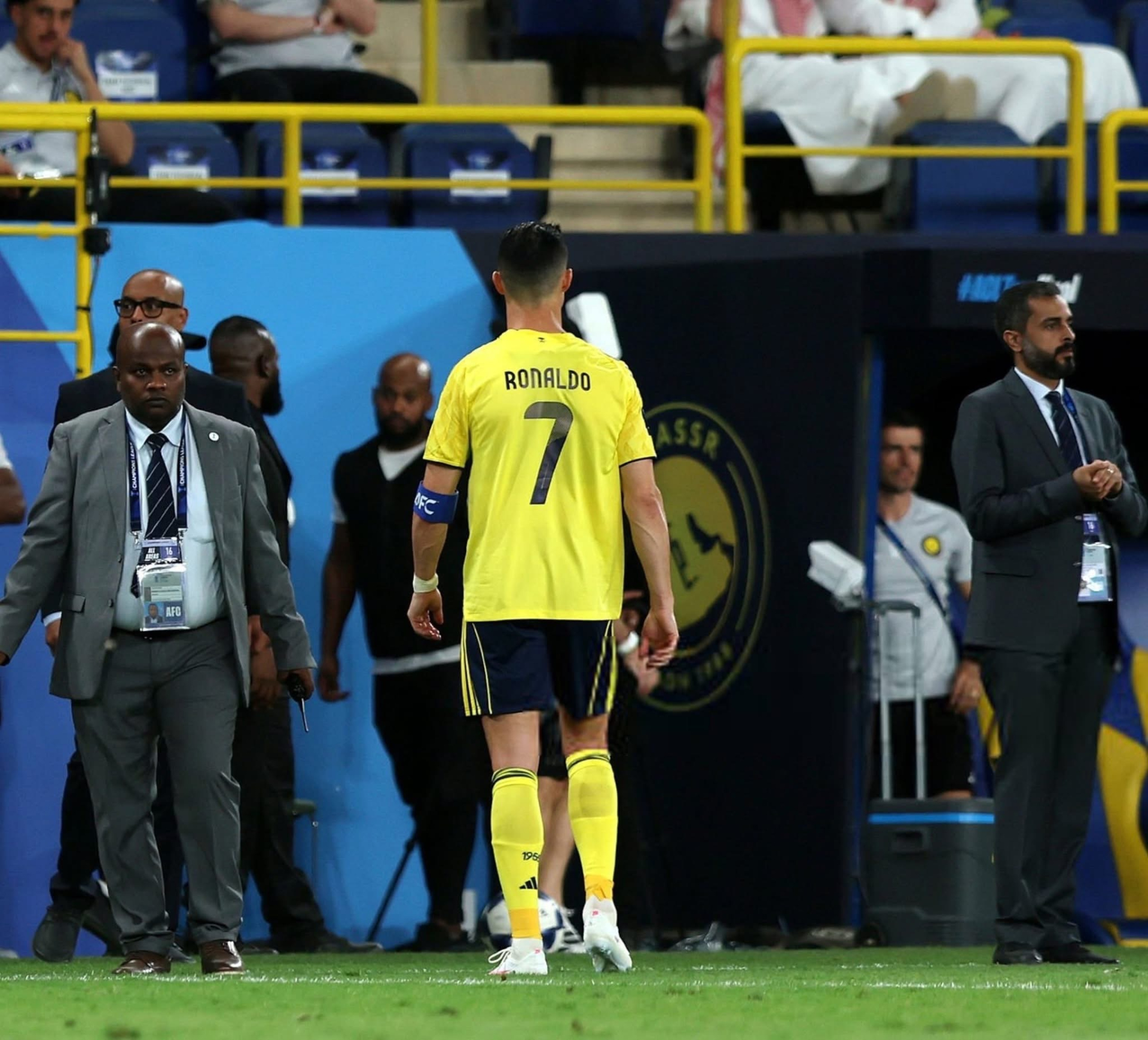 Ronaldo đi thẳng vào đường hầm