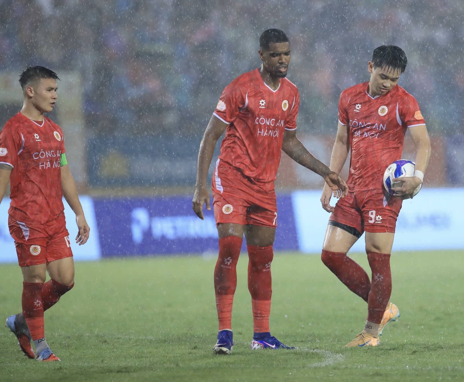 Ảnh: Thắng kịch tính Thanh Hoá, CLB CAHN vô địch V.League sớm 3 vòng đấu