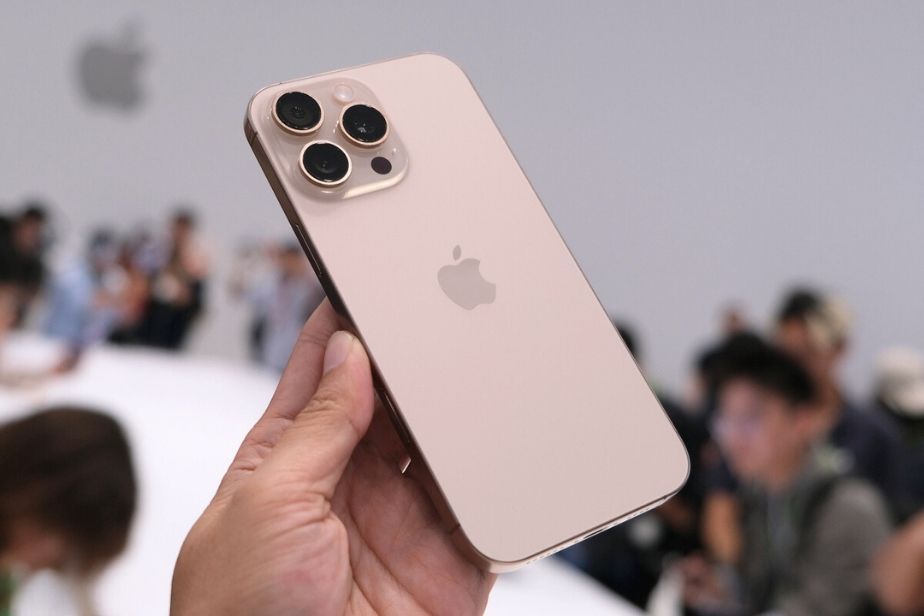 Trong khi đó, 2 phiên bản cao cấp iPhone 16 Pro và 16 Pro Max liên tục khan hàng, cháy hàng