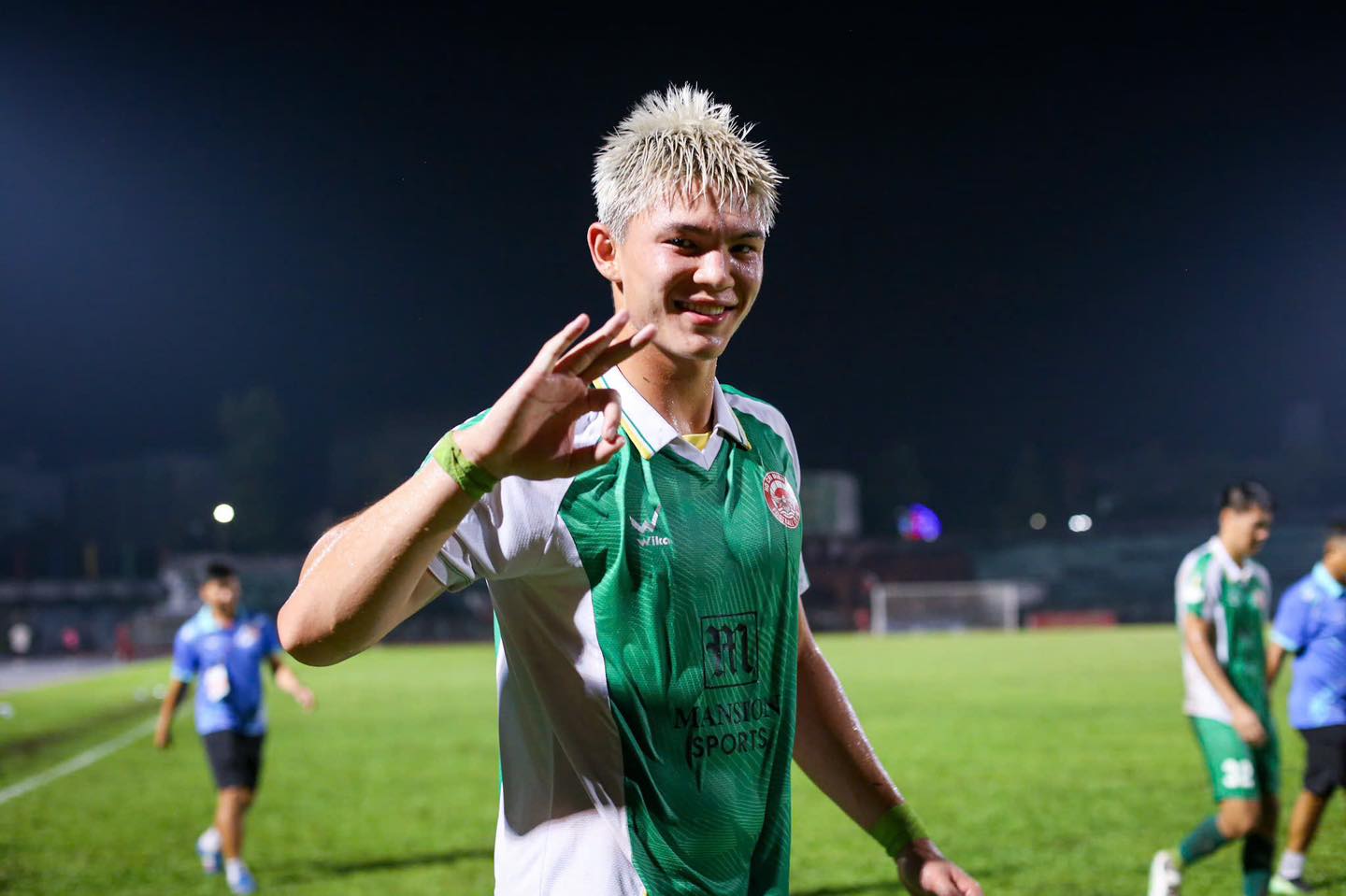Cầu thủ này từng thi đấu ở V.League nhưng sau đó chuyển xuống đội CLB TP.HCM ở giải hạng Nhất 