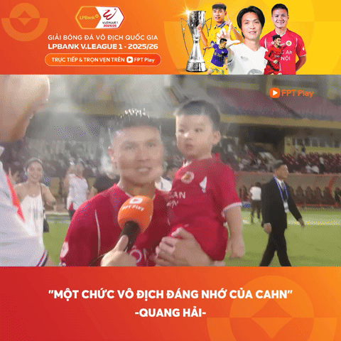 Thanh Huyền ăn mừng phấn khích khi chồng đang trả lời phỏng vấn (Ảnh: FPT Play)