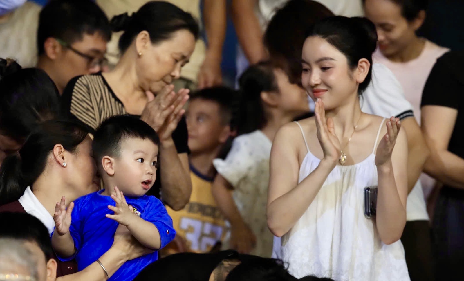 Chu Thanh Huyền và con trai đến sân cổ vũ Quang Hải (Ảnh: Hải Đăng)