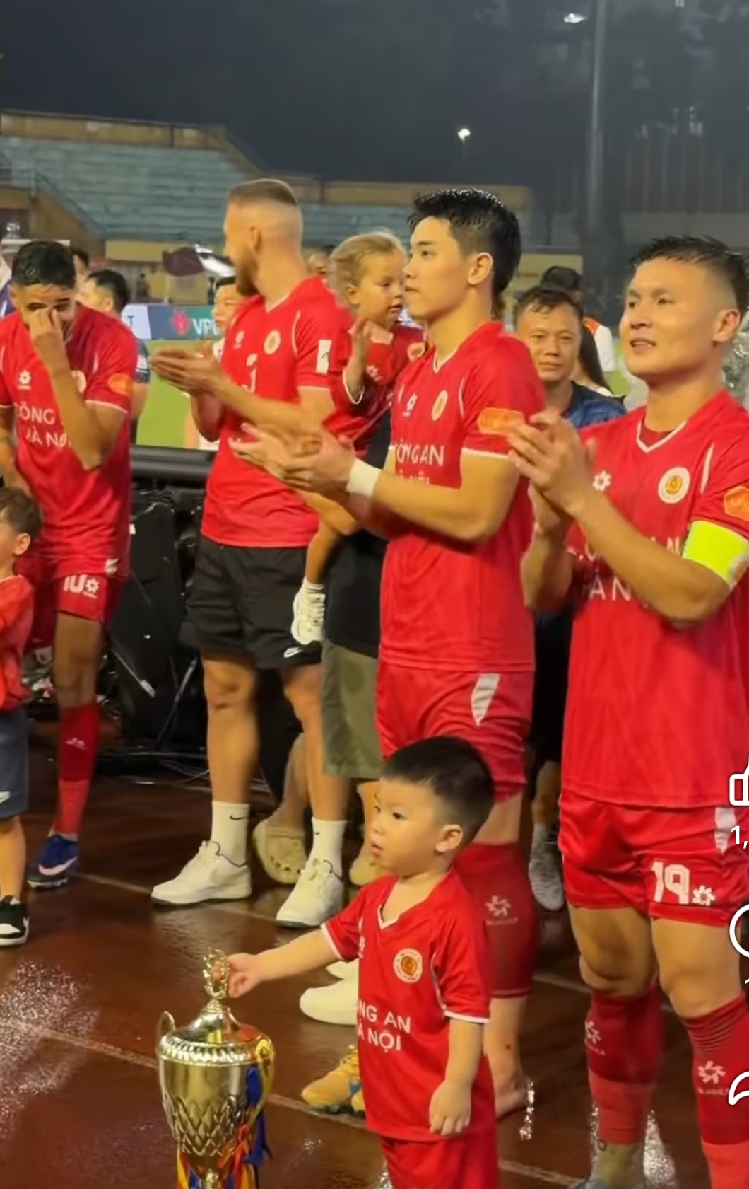 Quang Hải bế con trai đi ăn mừng chiến thắng (Ảnh: Thanh Huyền)