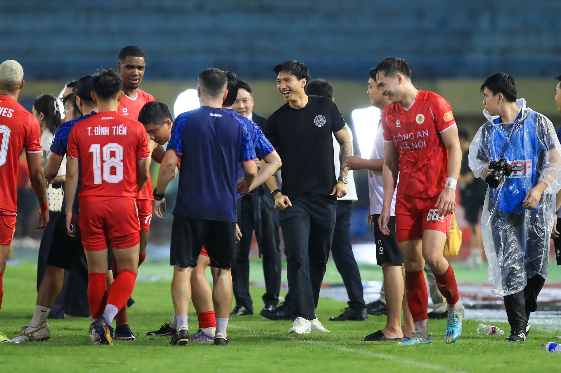 Cam thường lộ rõ nhan sắc Doãn Hải My khi cùng Văn Hậu, Đình Bắc đi ăn mừng CAHN vô địch V.League