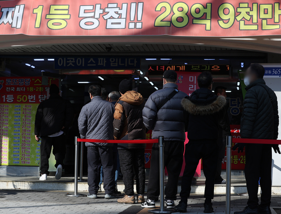 Khung cảnh trước 1 quầy vé số ở Seoul