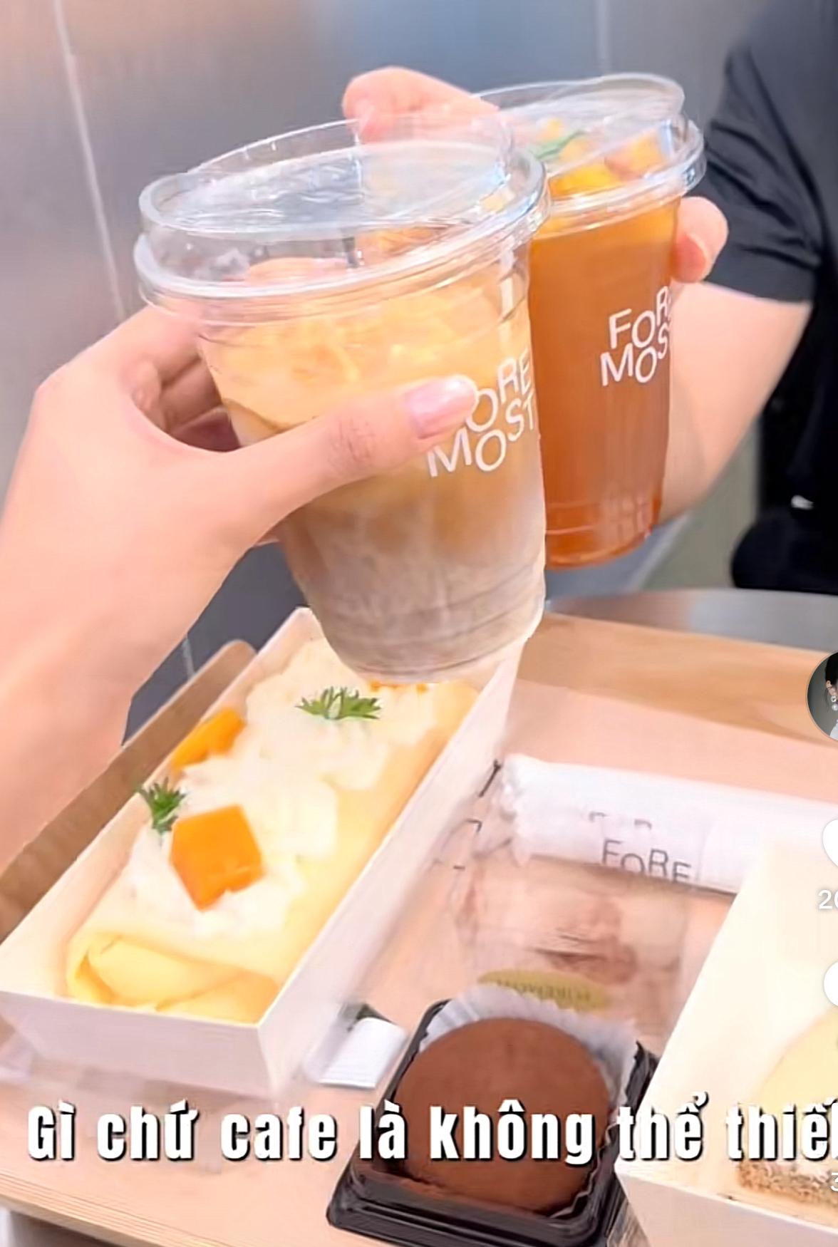 Sau khi ăn trưa cô nàng lại quay trở lại lớp học