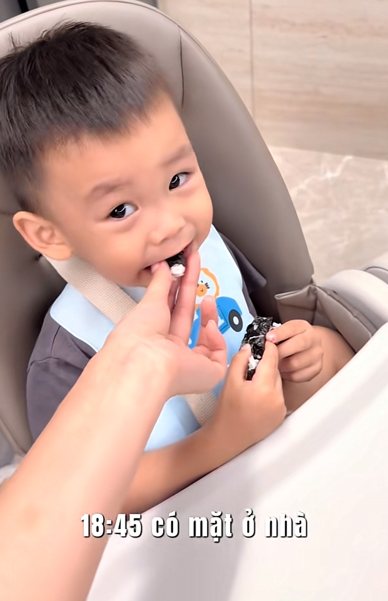Buổi tối trở về nhà, Hải My trở lại hình ảnh của người mẹ chăm sóc con nhỏ