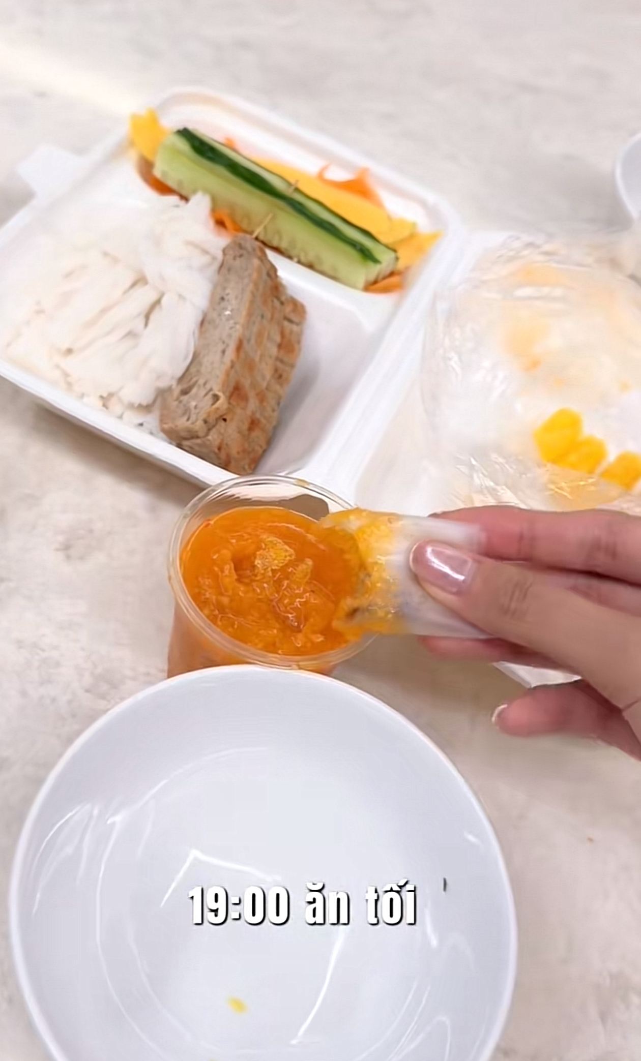 Cô nàng ăn tối khá đơn giản