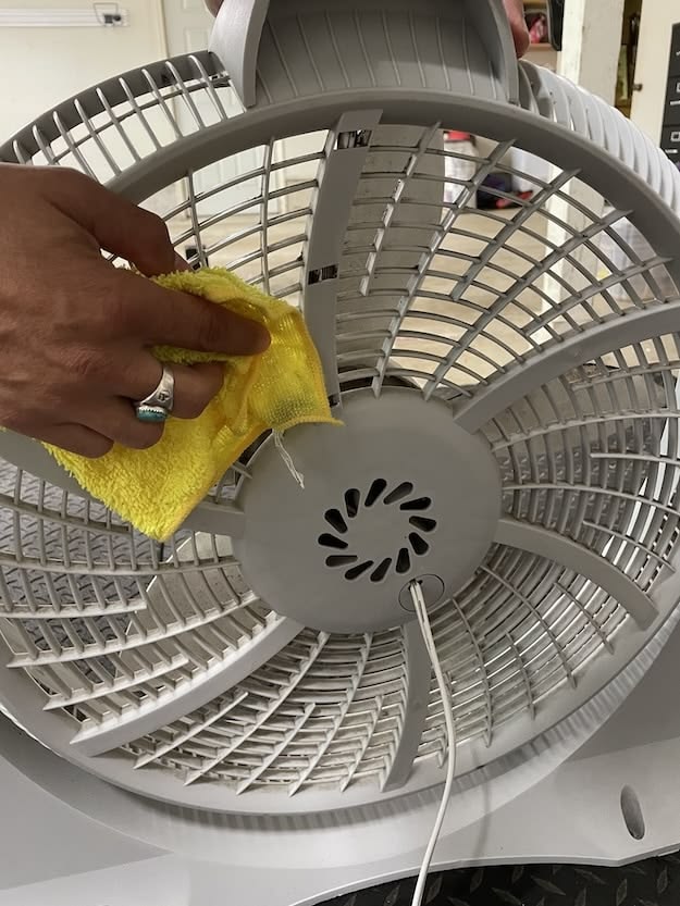 Nhớ vệ sinh quạt điện thường xuyên để bảo vệ sức khỏe cũng như độ bền thiết bị (Ảnh minh họa)