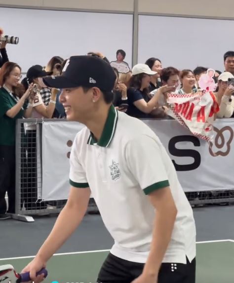 Nam ca sĩ tích cực chơi Pickleball.