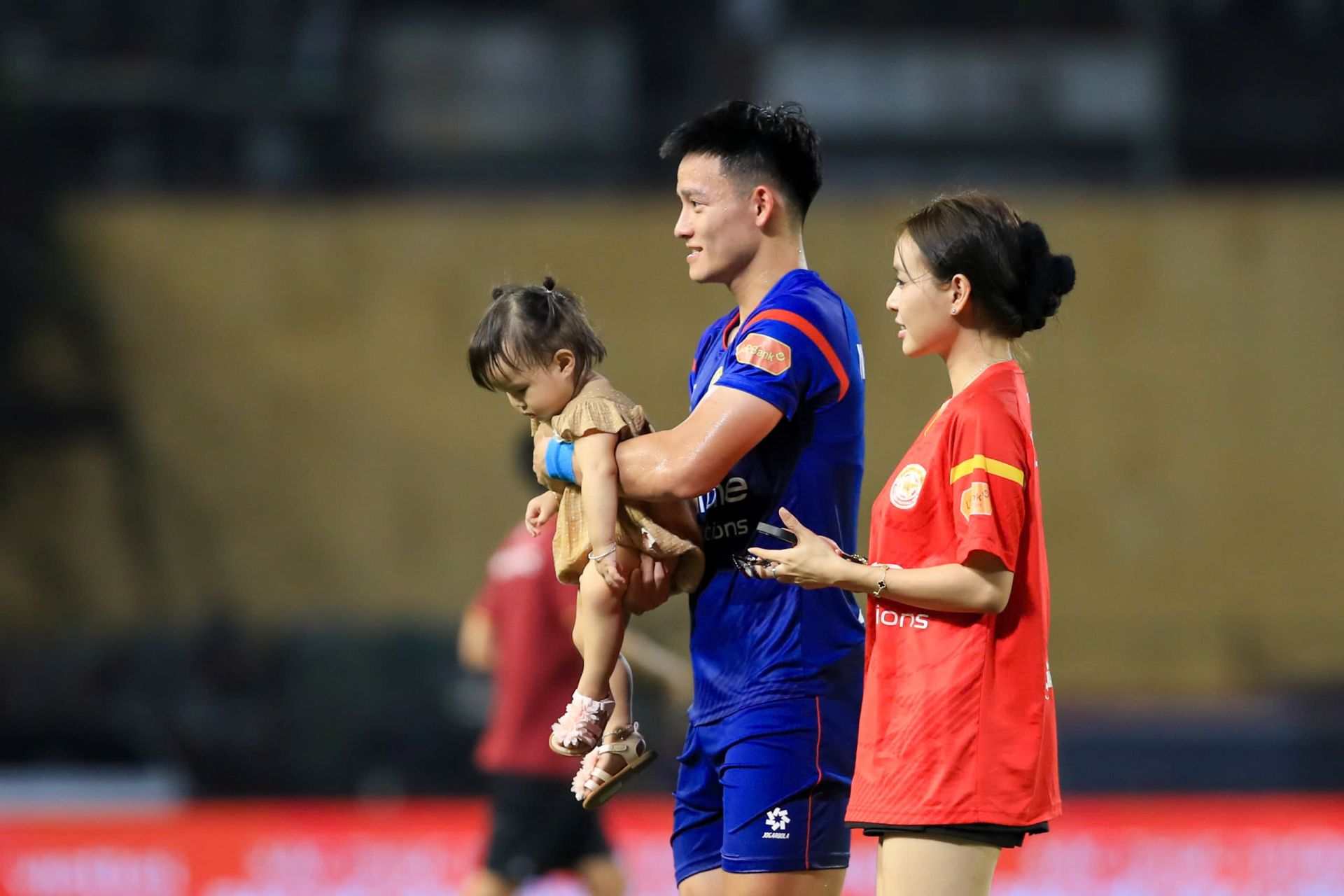 Lần đầu gặp vợ người mẫu của Thanh Nhàn U23 Việt Nam ngoài đời: Visual có nét căng như trên mạng?